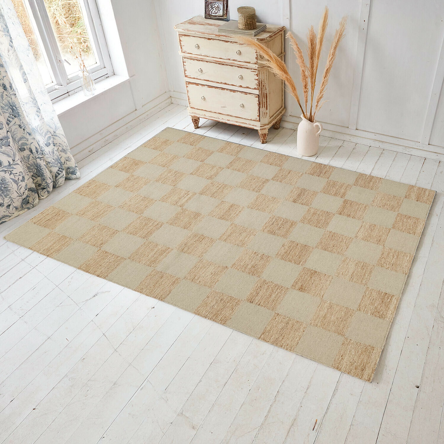 Teppich Nexari Karierter Teppich in Beige- und Naturtönen auf hellem Holzboden in hellem Raum