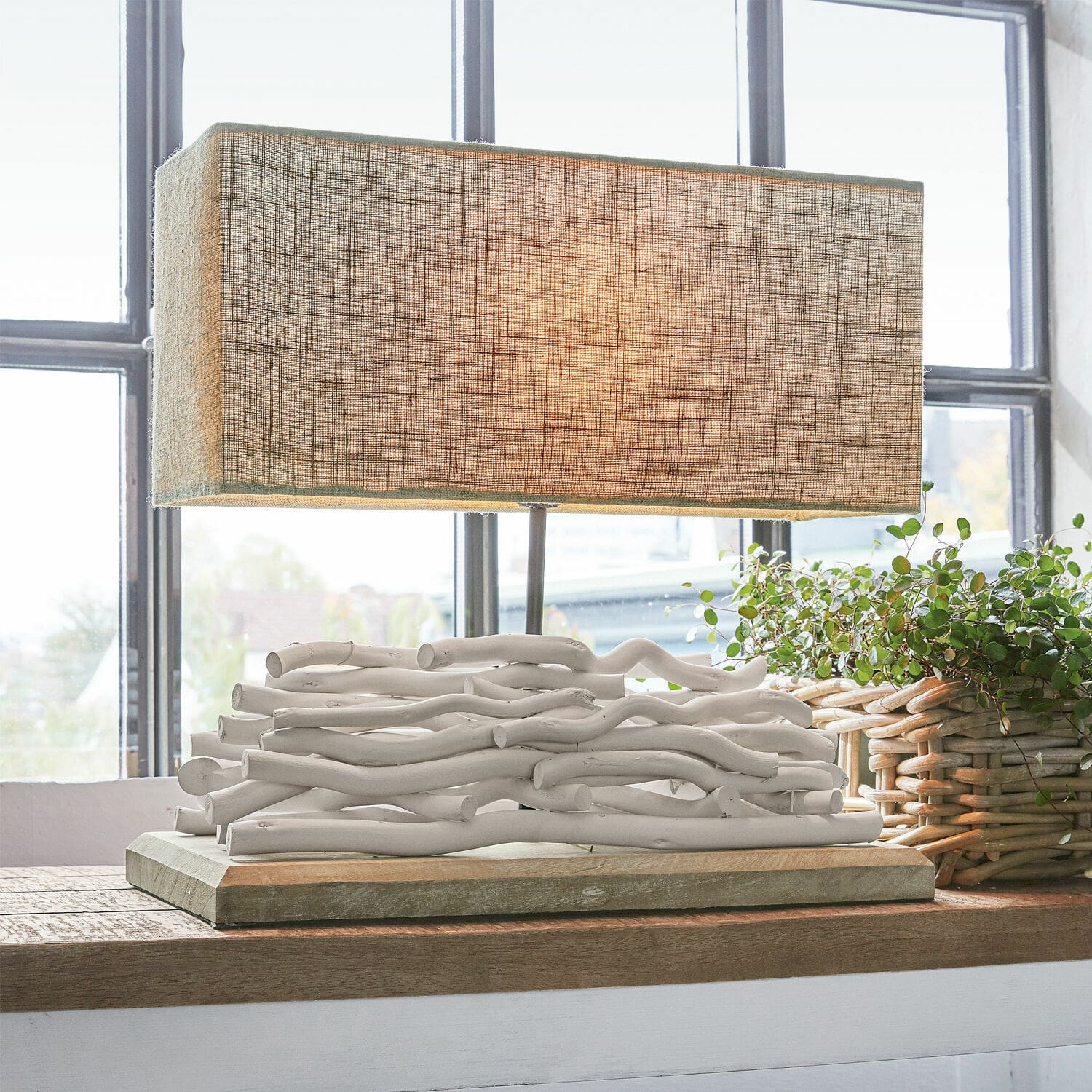 Tischlampe Caribou Tischlampe mit beigem Lampenschirm und dekorativer Basis aus weissen Holzästen