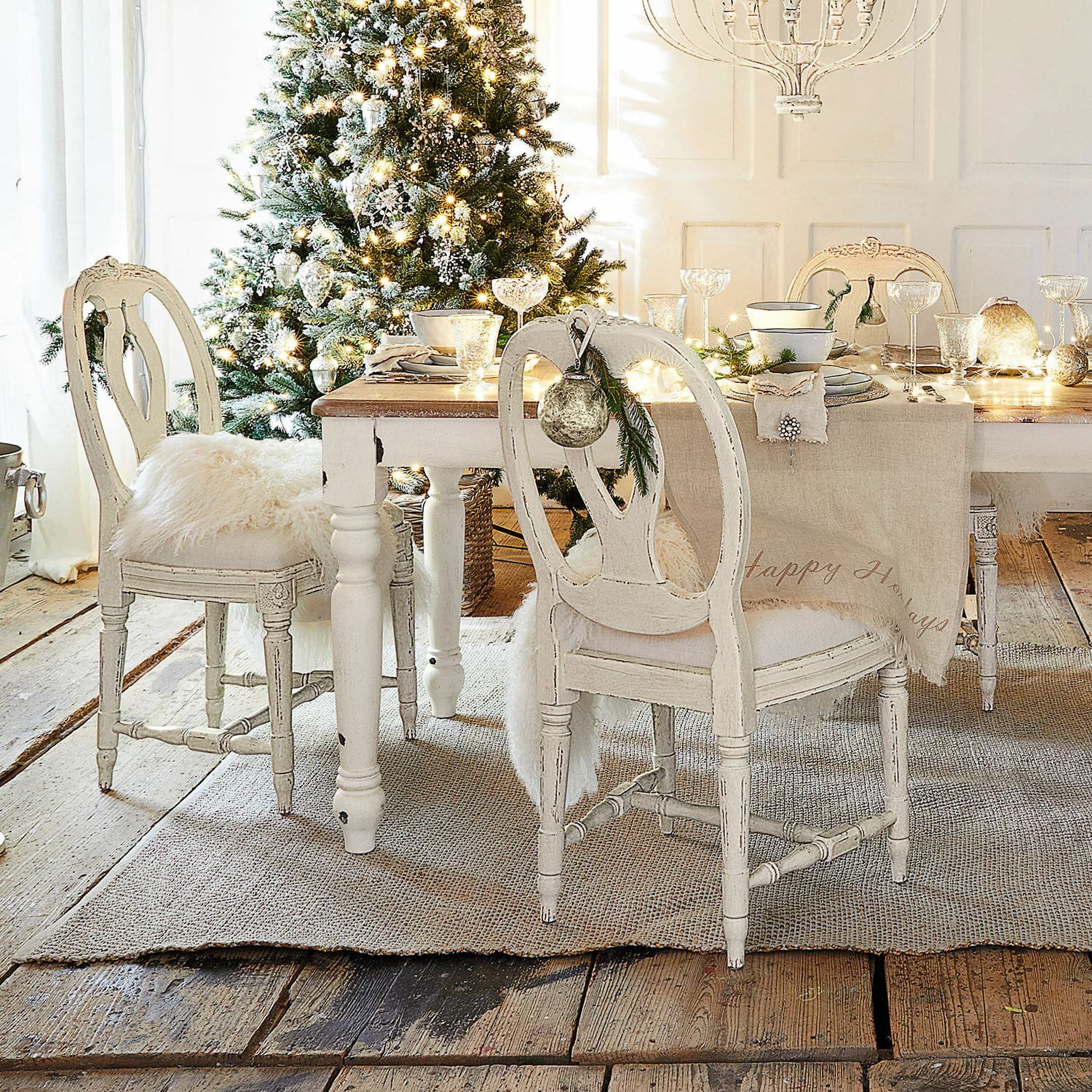 Stuhl San Gavino Esszimmer mit weissem Holztisch und Vintage-Stühlen festlich für Weihnachten dekoriert
