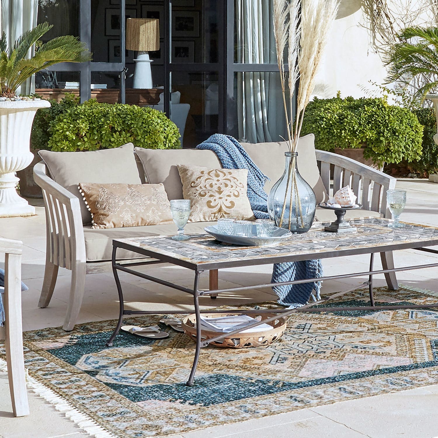 Sofa Seanad Beiges Holz-Gartensofa mit Kissen und Metall-Couchtisch mit Mosaikplatte auf der Terrasse