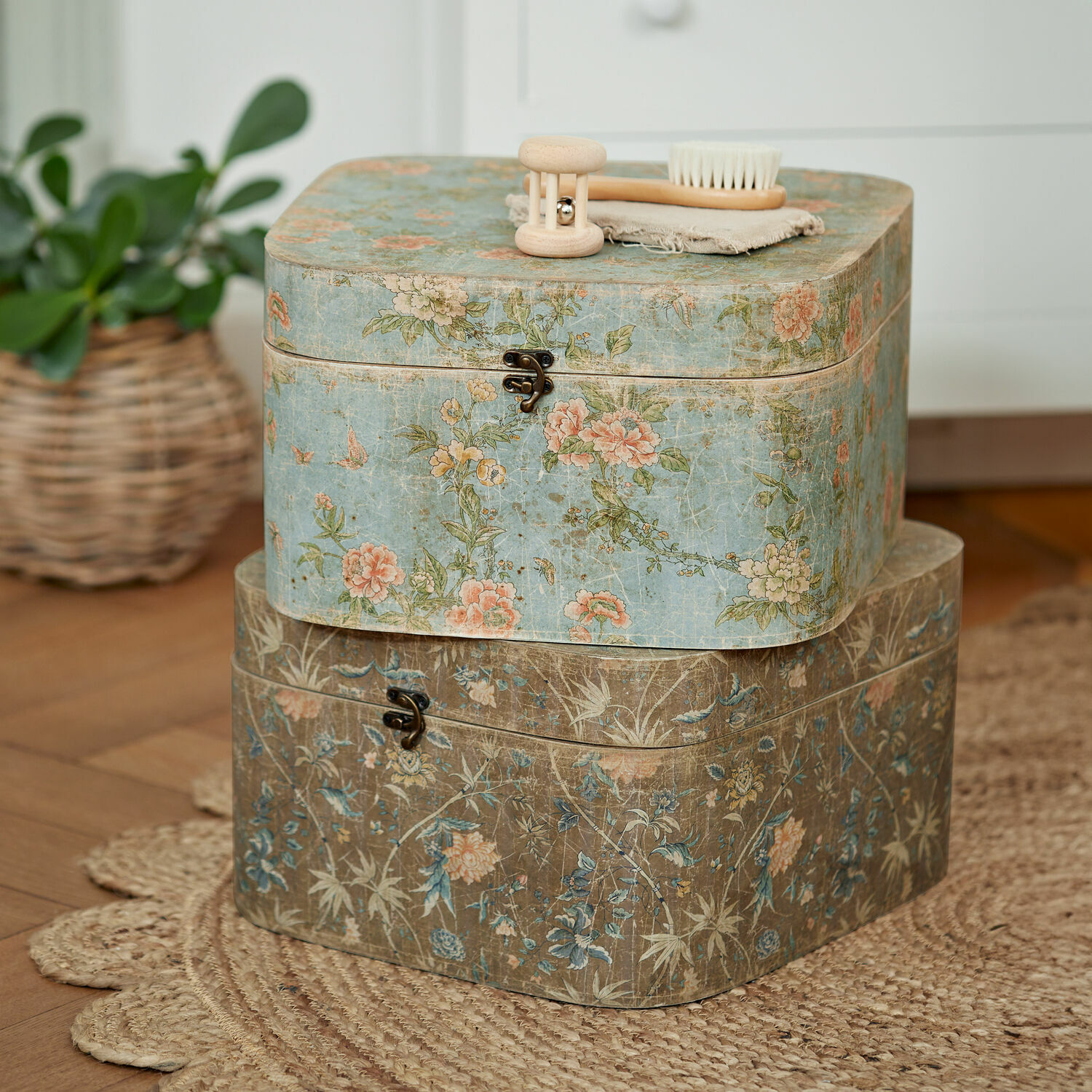 Box 2er Set Mafleur Zwei dekorative Aufbewahrungsboxen mit floralem Muster in Pastellfarben auf Juteteppich