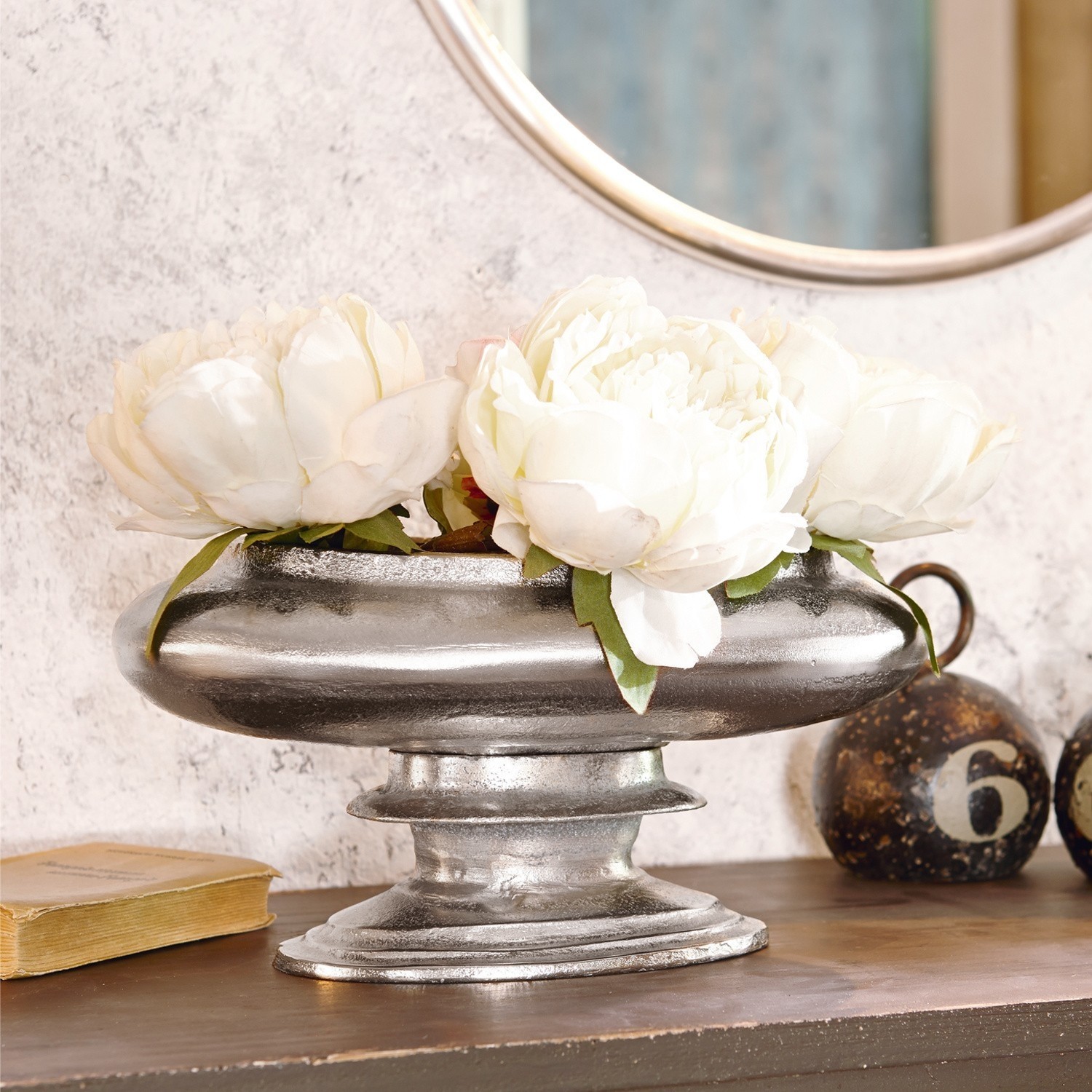 Vase Loyère Dekorative silberne Metallschale mit weissen Blumen auf Holztisch im Vintage-Stil