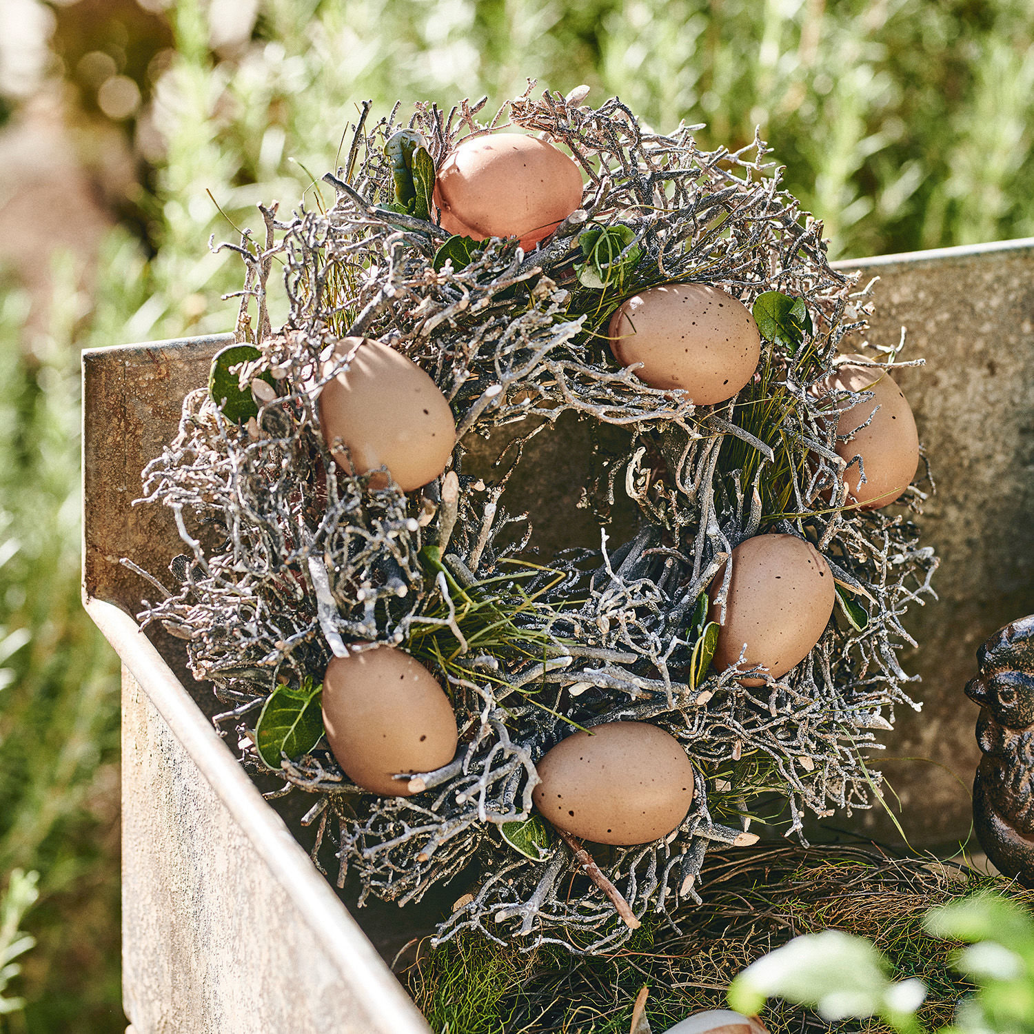 Eierkranz Contreur Dekorativer Kranz aus Zweigen mit braunen Eiern, natürliche Osterdekoration für Haus und Garten