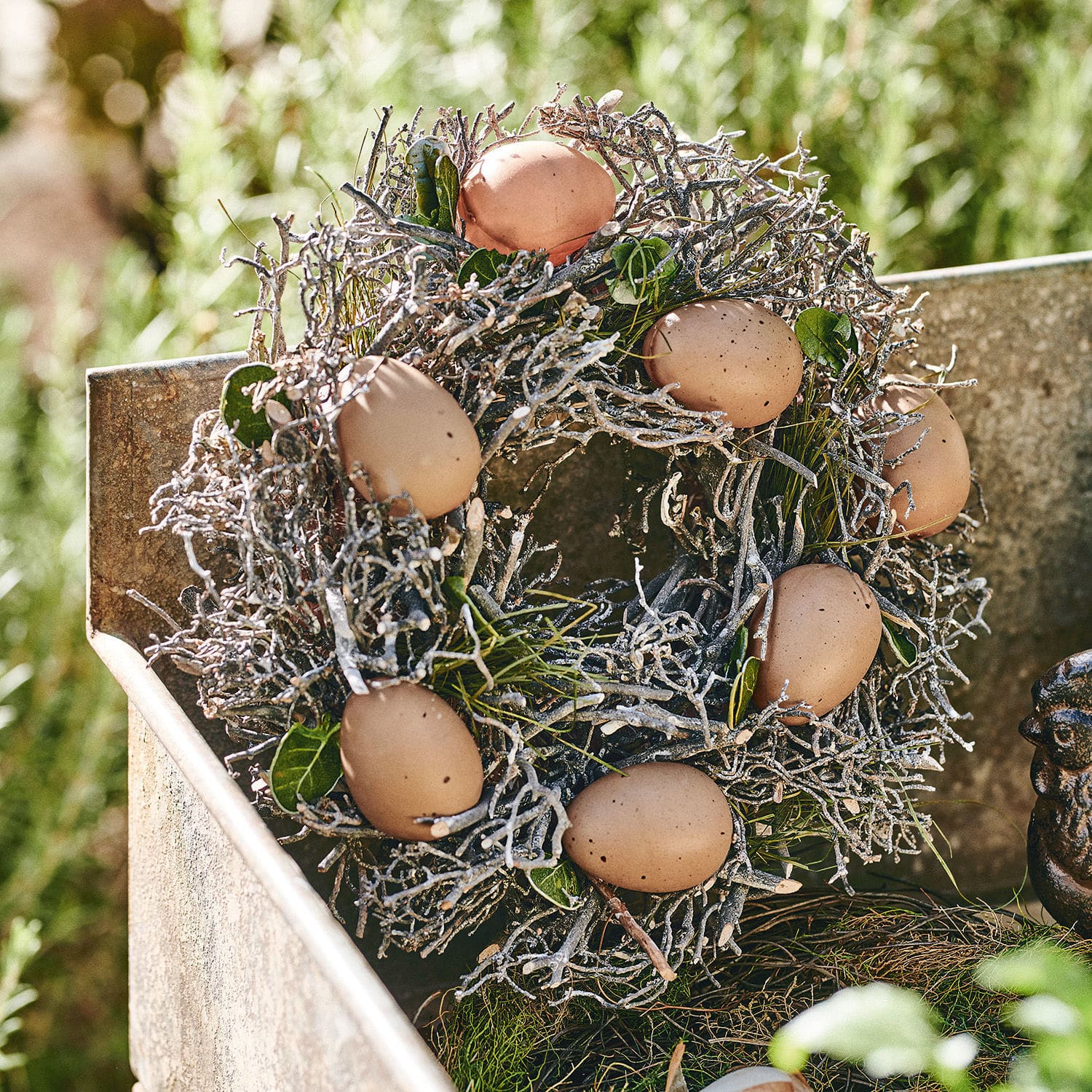 Eierkranz Contreur Dekorativer Kranz aus Zweigen mit braunen Eiern, natürliche Osterdekoration für Haus und Garten