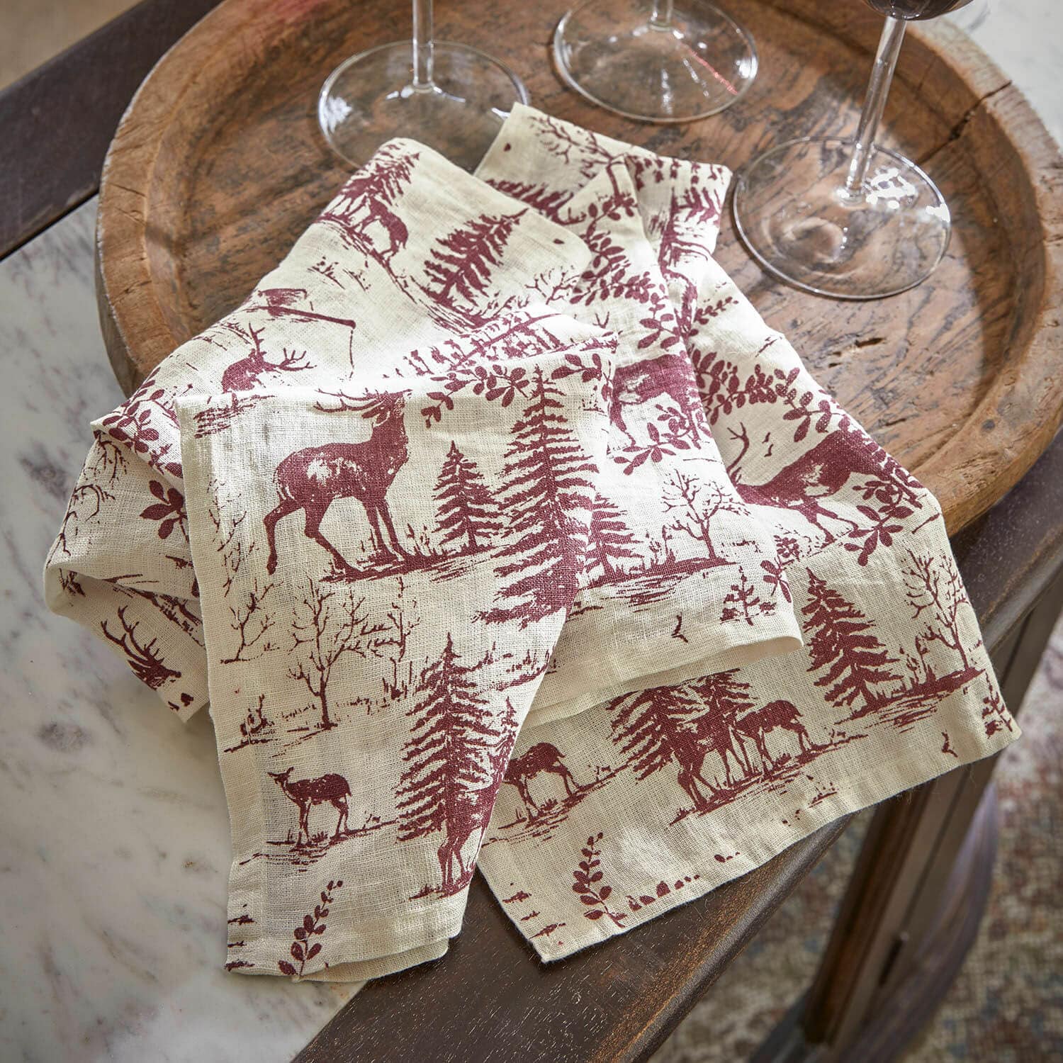 Serviette 4er Set Sundraen Leinen-Tischdecke in Natur mit bordeauxrotem Hirsch- und Baum-Motiv, rustikale Tischdekoration