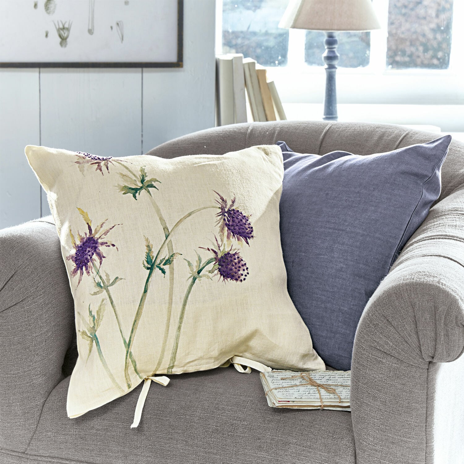 Kissenhülle 2er Set Épine Beiges Leinenkissen mit lila Blumenmuster auf grauem Sofa, stilvolle Wohnraumdekoration