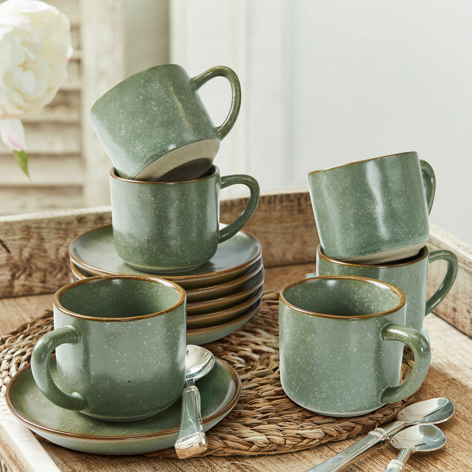 Tasse mit Untertasse 6er Set Biarré Set aus grünen Keramiktassen und Untertassen mit Löffeln auf Holztablett für Kaffee