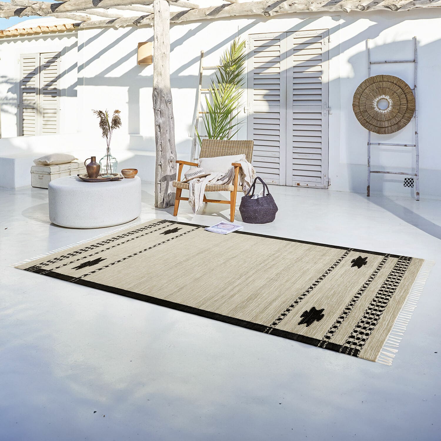 In- & Outdoor-Teppich Moorna Beiger Baumwollteppich mit schwarzem geometrischem Muster, moderner Teppich für Wohnzimmer und Terrasse.