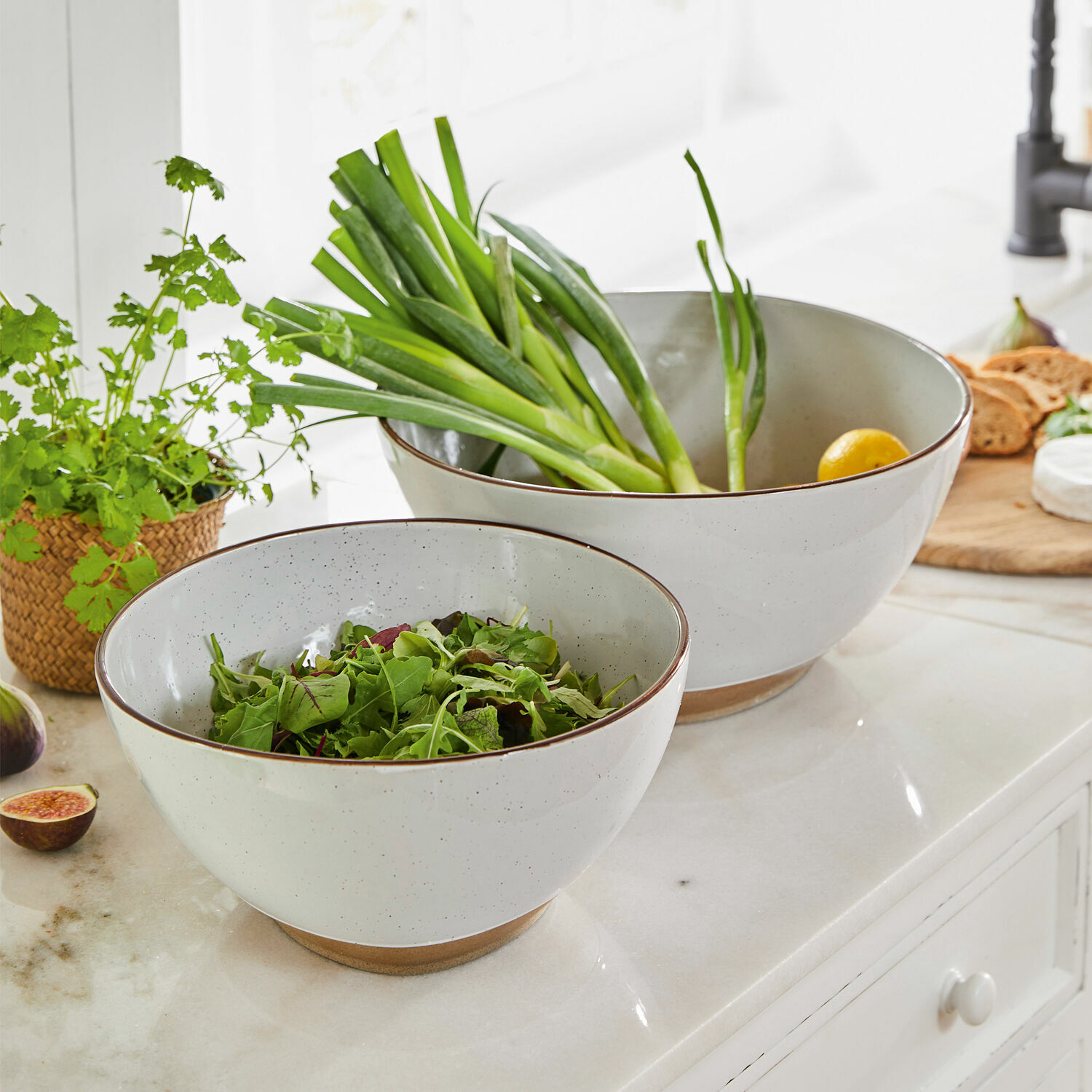 Salatschüssel 2er Set Biarré Set aus zwei weissen Keramikschalen mit braunem Boden, ideal für Salate und frisches Gemüse