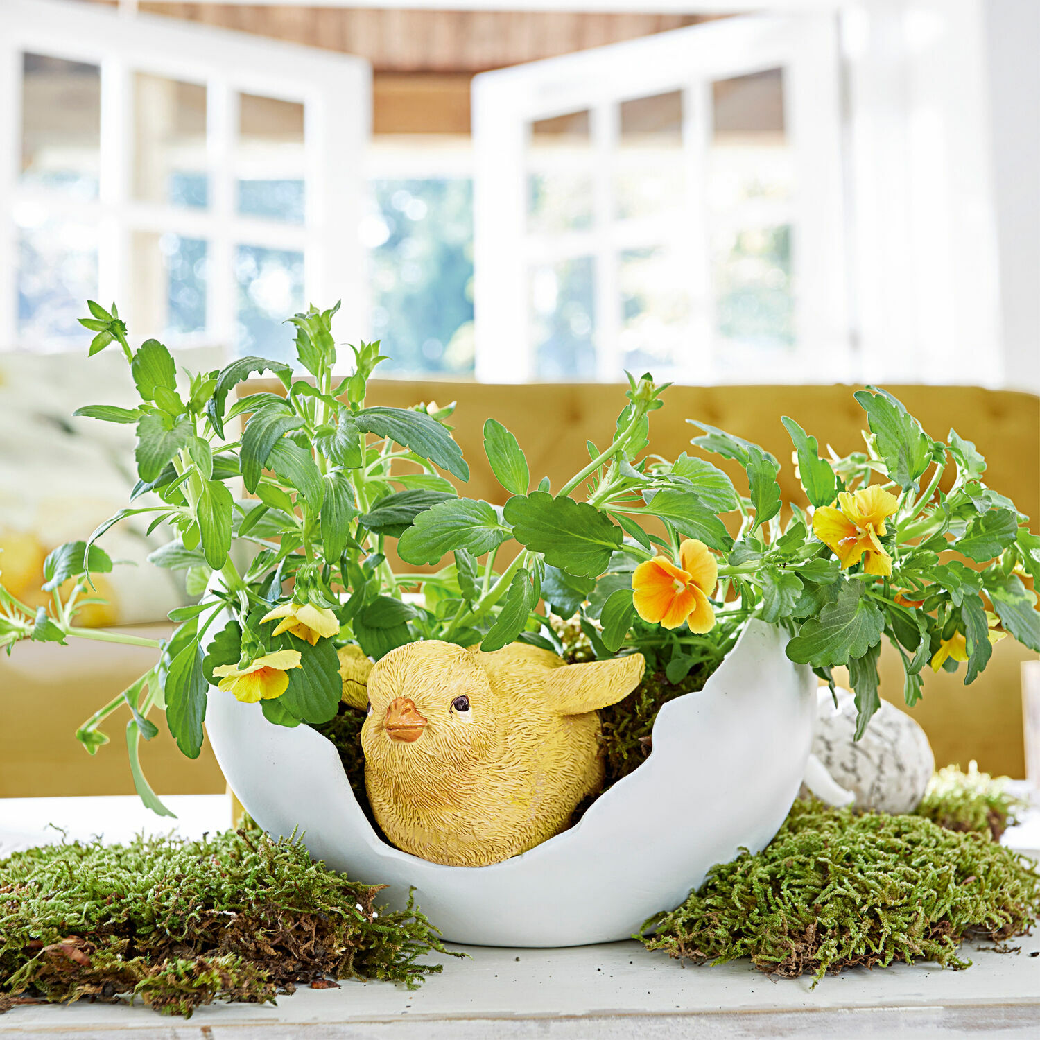 Deko-Schale Alfie Weisse Keramikblumenschale mit gelbem Vogel und grünen Pflanzen als Tischdekoration im Wohnzimmer