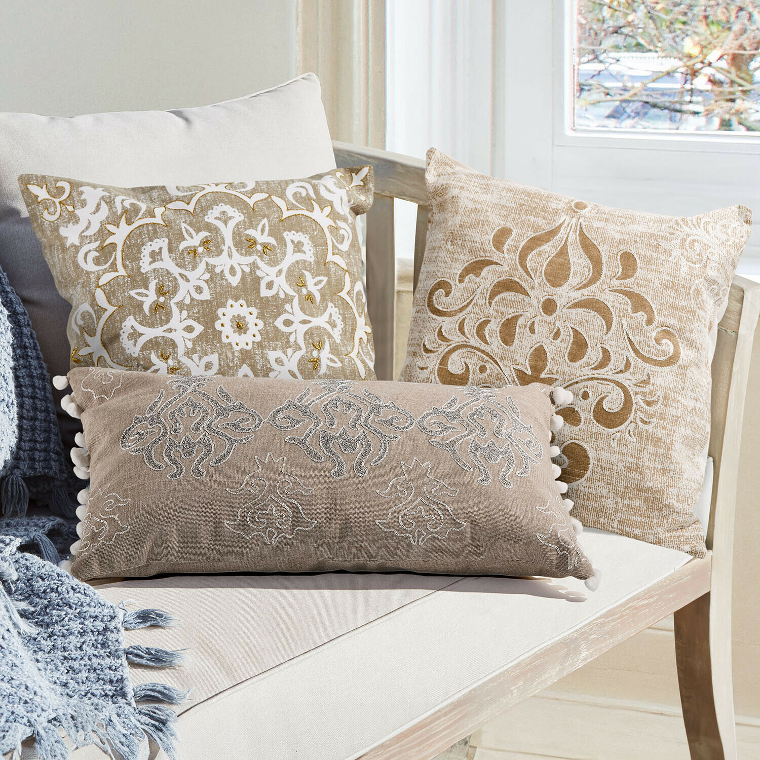 Kissenhülle 3er Set Emelin Beiges Sofa mit dekorativen Kissen in Pastellfarben und weichem Schal auf der Sitzfläche
