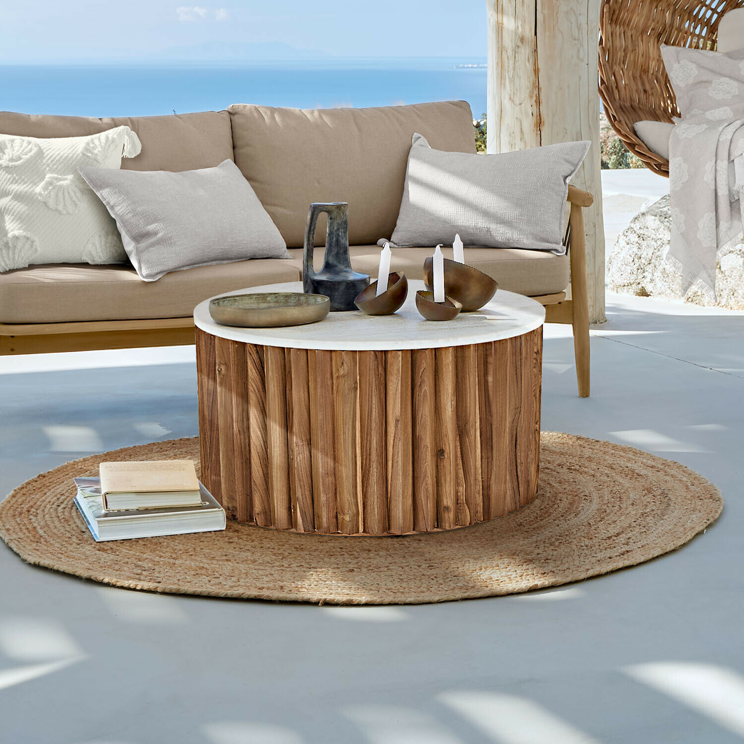 Couchtisch Moroq Runder Couchtisch aus Holz mit weisser Tischplatte auf rundem Jute-Teppich im hellen Wohnzimmer