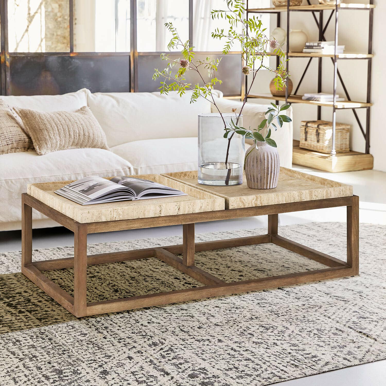 Couchtisch Edwyn Moderner Couchtisch aus hellem Holz mit beigem Steinplatte in einem hellen Wohnzimmer