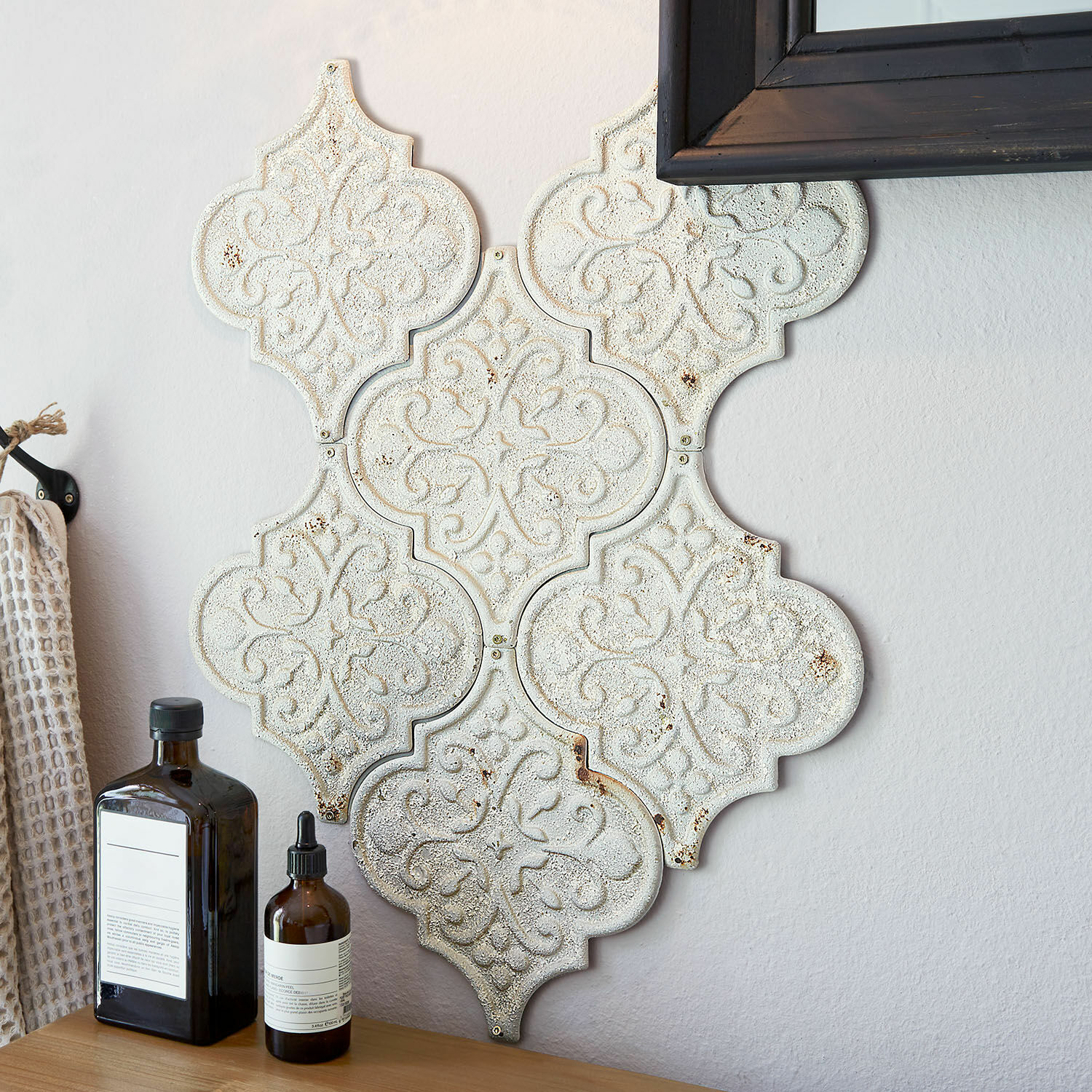 Wandornament 6er Set Halira Dekorative weisse Metall-Wandplatte mit rustikalem Muster, Vintage-Stil für Wohnzimmer oder Flur