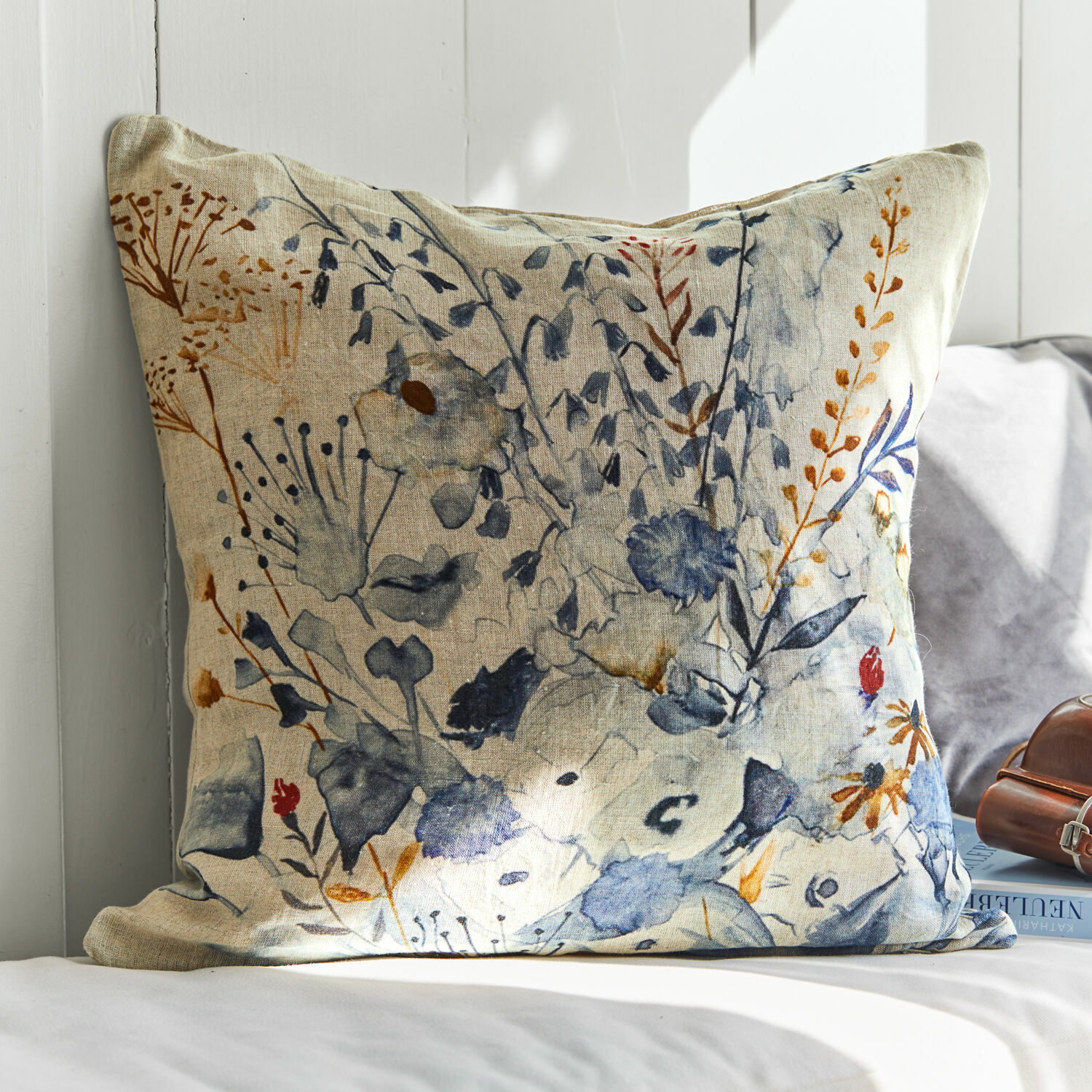 Kissenhülle Carroll Dekoratives Leinenkissen in Beige mit blau-braunem Blumenmuster, stilvoll für das Wohnzimmer