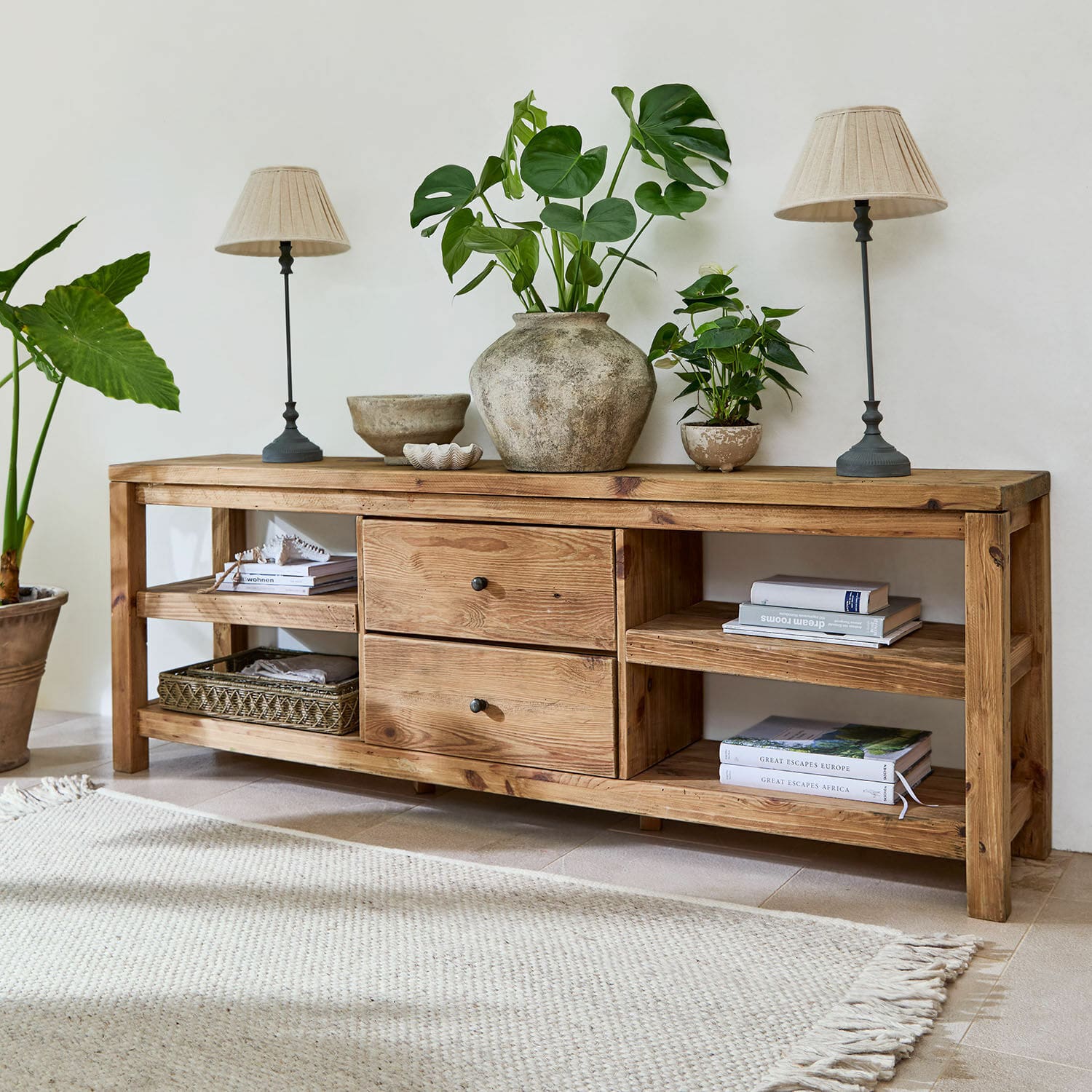 Sideboard Ainvelle Holzkonsole mit Schubladen und Regalen, dekoriert mit grünen Pflanzen und beigen Lampen, Naturholz
