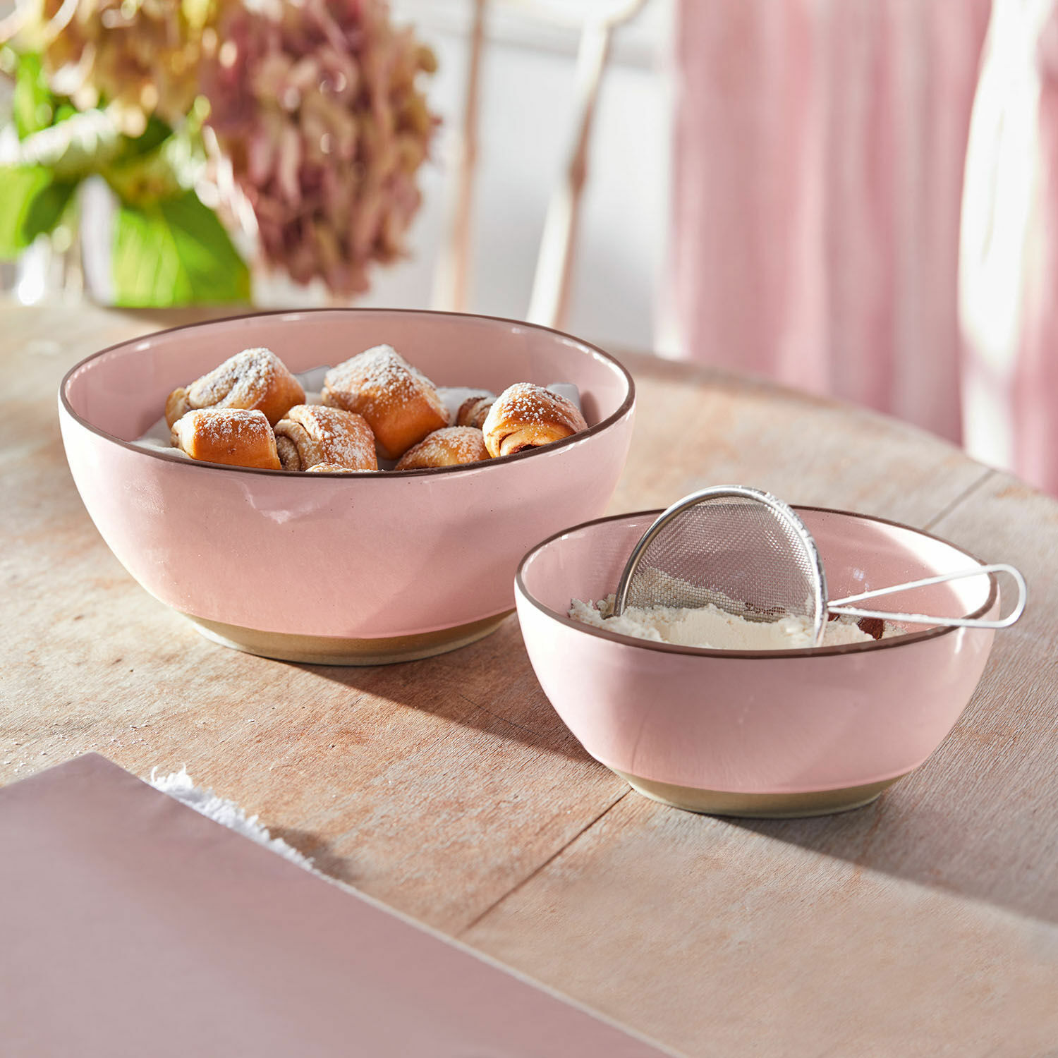Schüssel 2er Set Biarré Rosa Keramikschalen mit Gebäck und Mehl auf einem Holztisch in der Küche