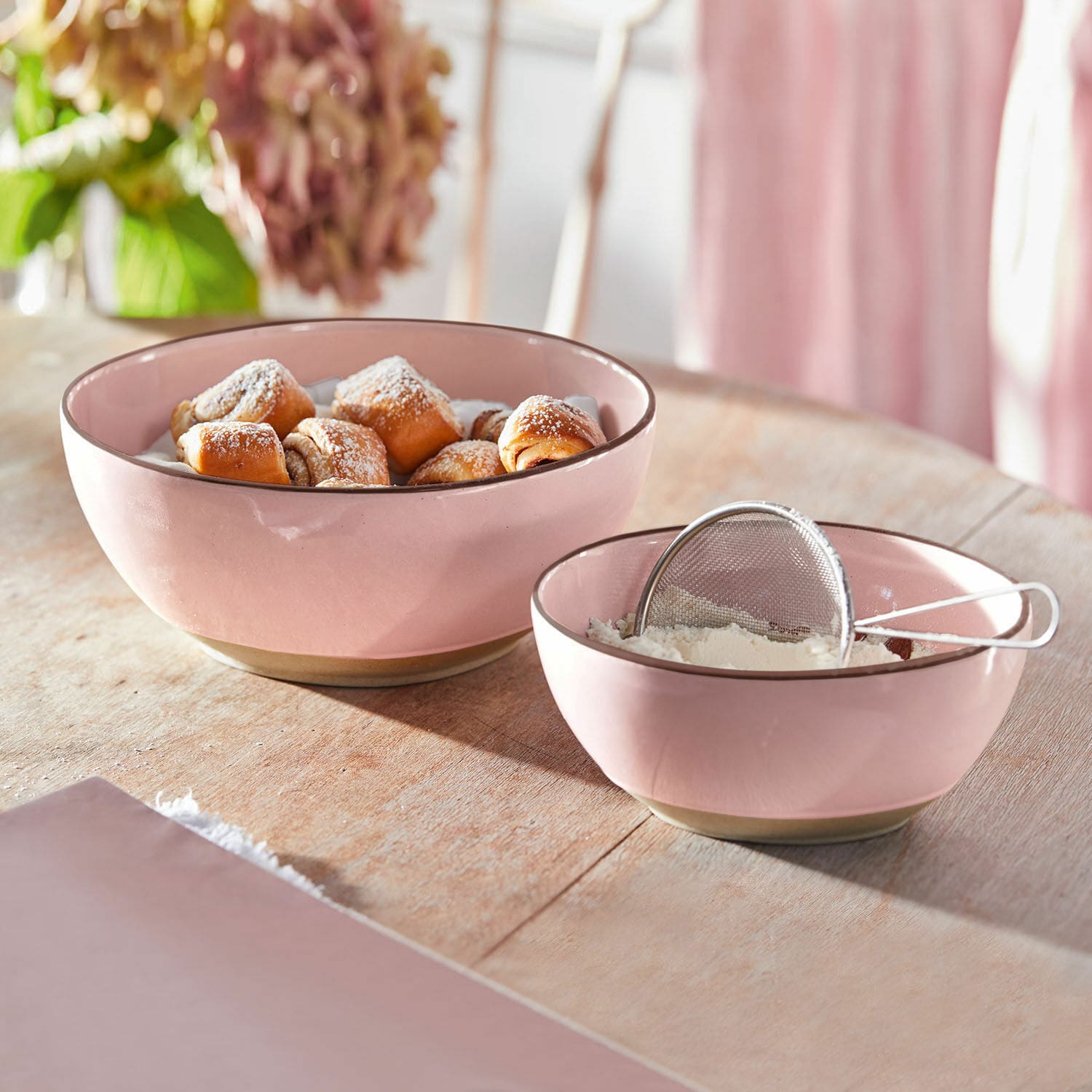 Schüssel 2er Set Biarré Rosa Keramikschalen mit Gebäck und Mehl auf einem Holztisch in der Küche