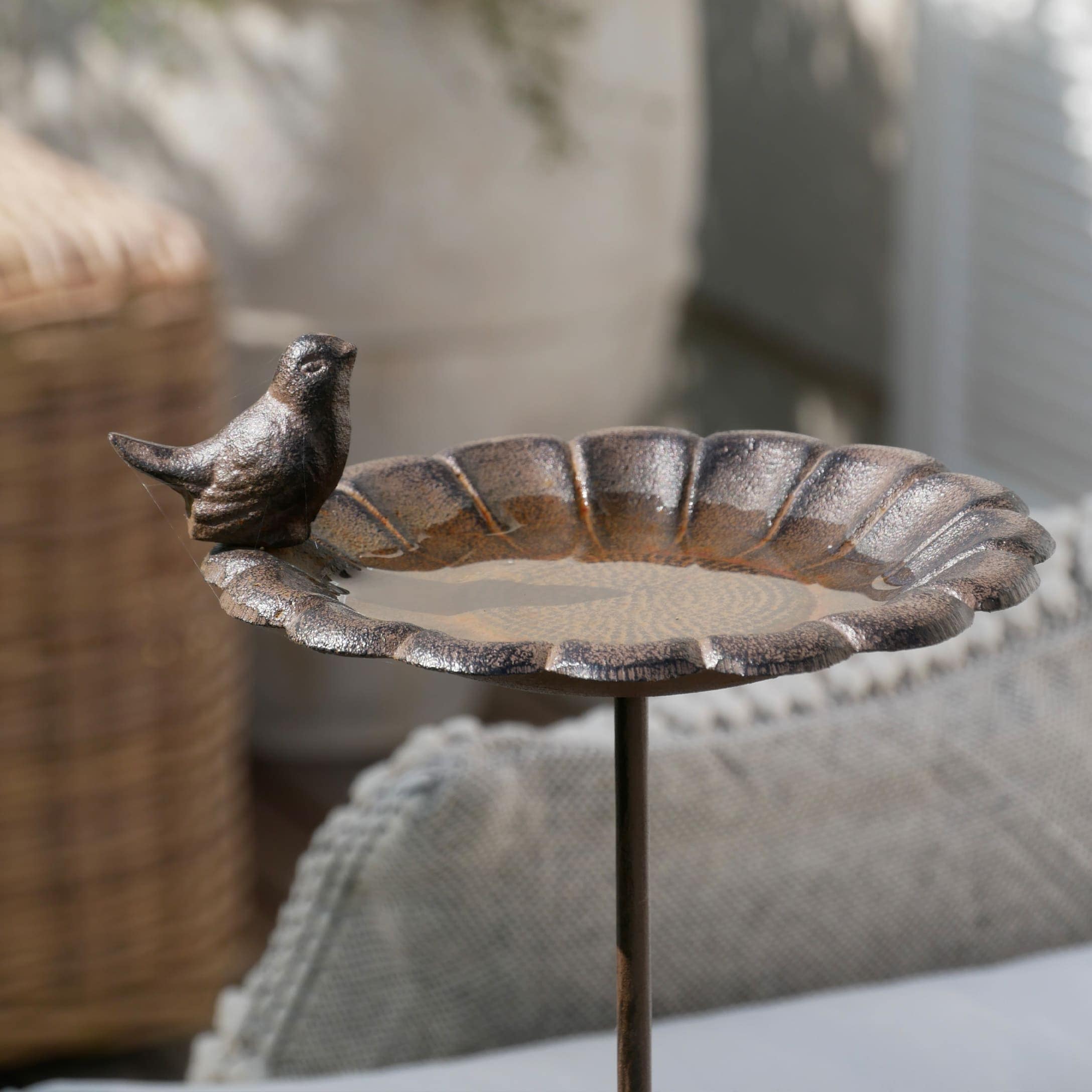 Braune Metall-Vogeltränke mit dekorativem Vogel, ideal für Garten und Vögel