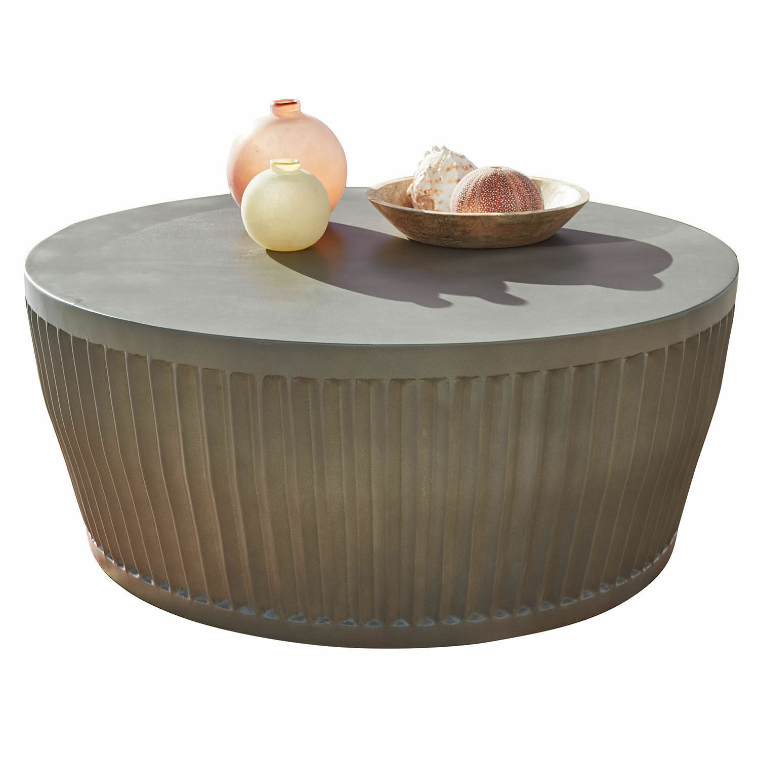 Couchtisch Vesalune Runder Couchtisch aus grauem Beton mit dekorativen Vasen und Muscheln auf der Oberfläche