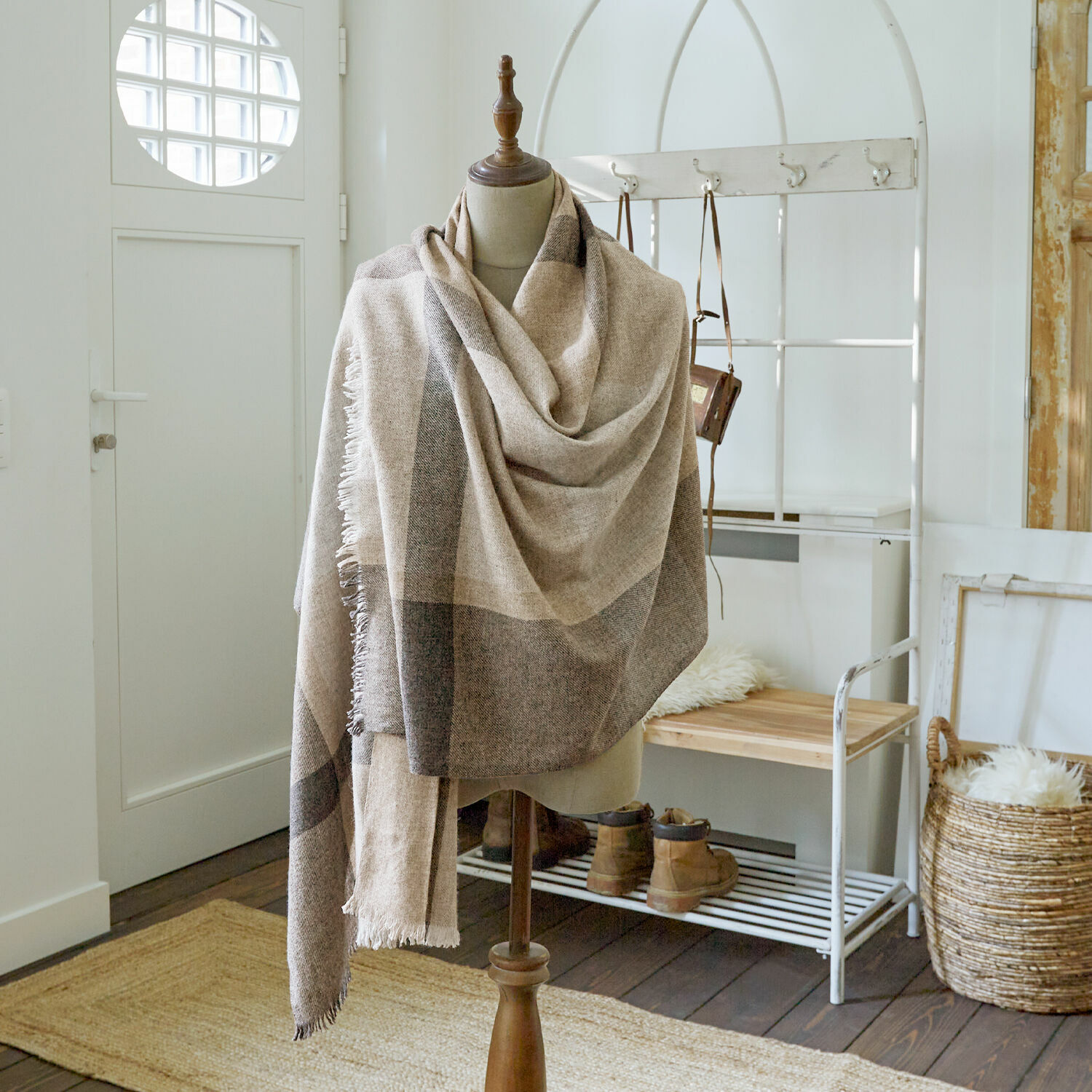 Schal Dénarine Beige-grauer Schal aus weichem Material auf Schaufensterpuppe in hellem Raum mit Holzboden