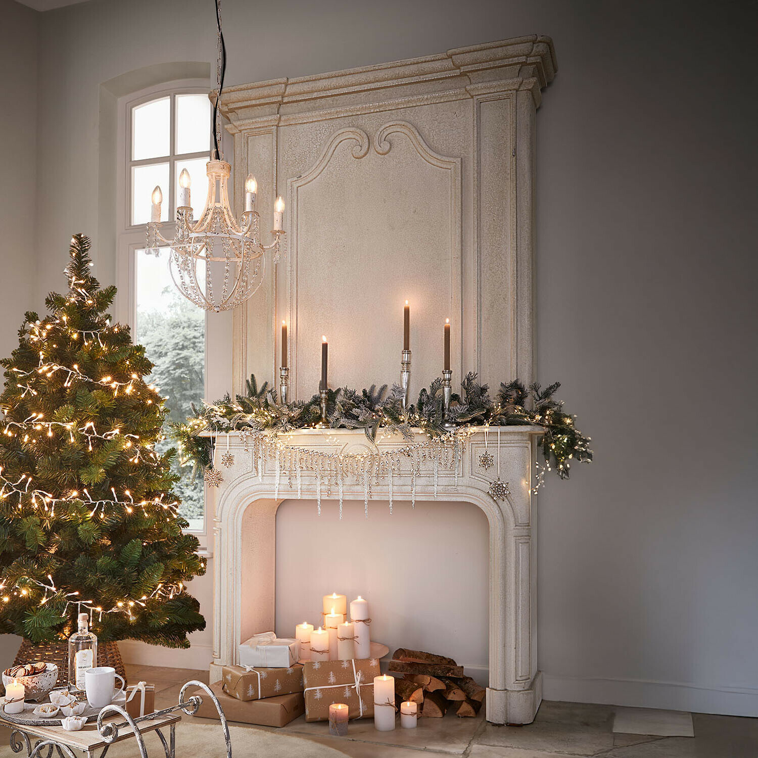Kaminkonsole Tarenfield Heller Steinkamin mit Weihnachtsdekoration, brennenden Kerzen und beleuchtetem Tannenbaum in gemütlichem Raum