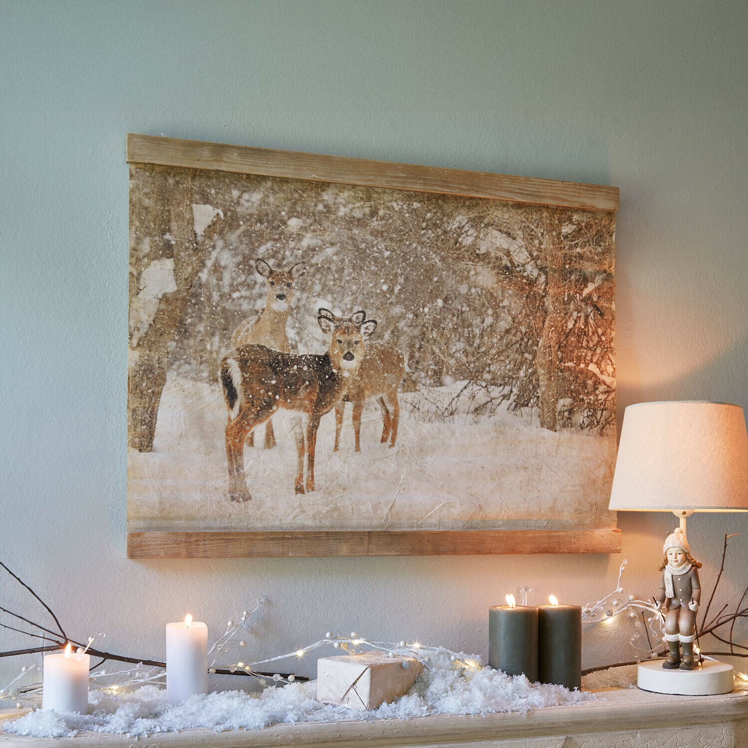 Leinwandbild mit Rehen im verschneiten Wald, winterliche Dekoration mit Lampe und Kerzen