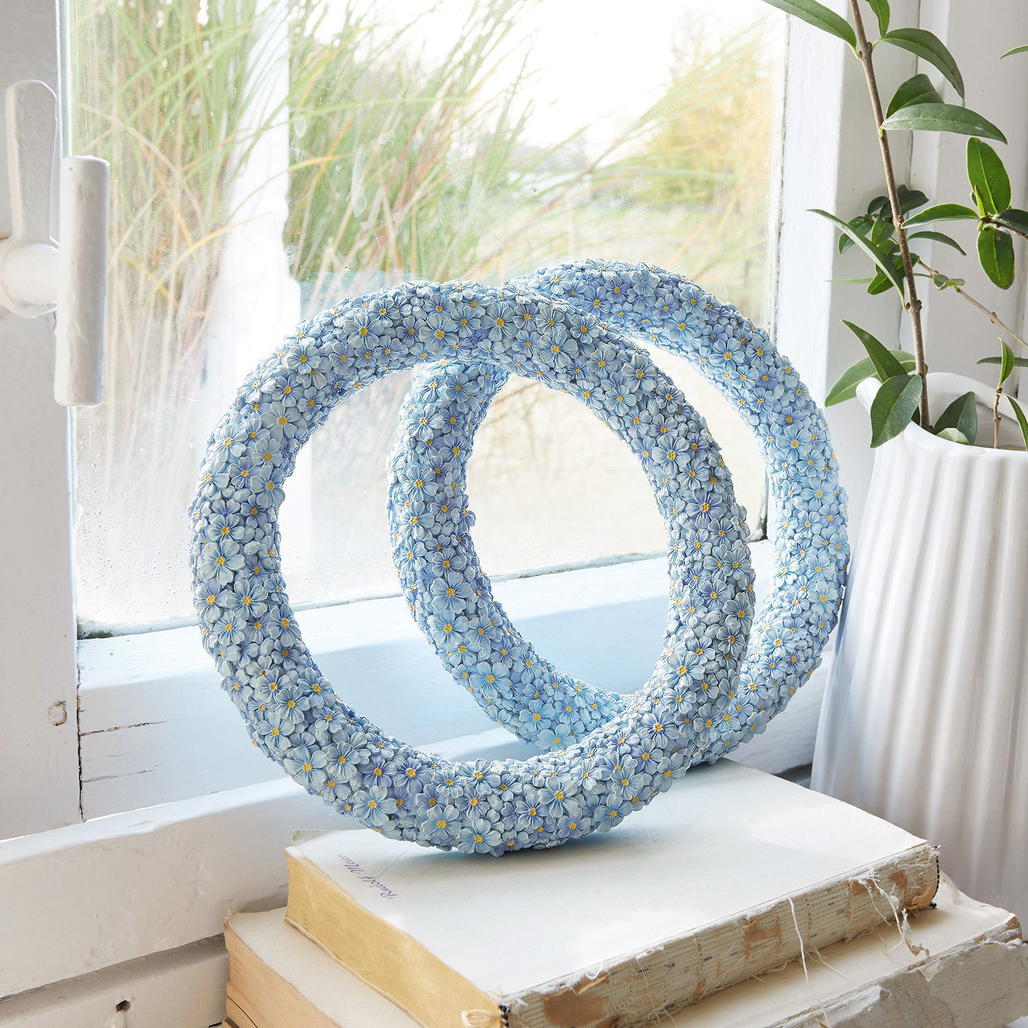 Kranz 2er Set Rigaud Dekorative blaue Blumenskulptur aus Harz auf Büchern am Fenster, Wohnaccessoire