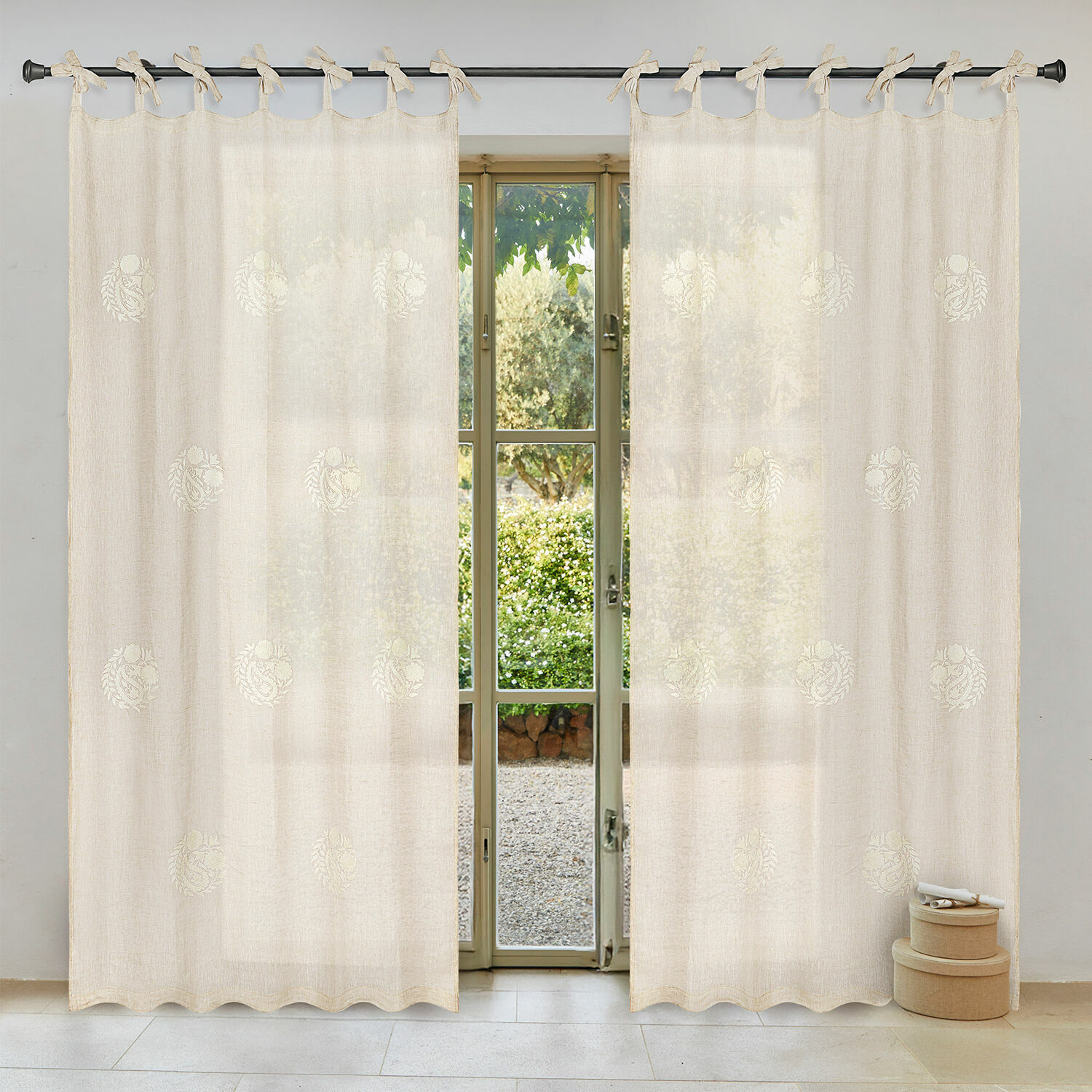 Gardine Pivonar Beiger Baumwollvorhang mit feiner Stickerei und Bindeschlaufen, dekorativer Fensterschmuck