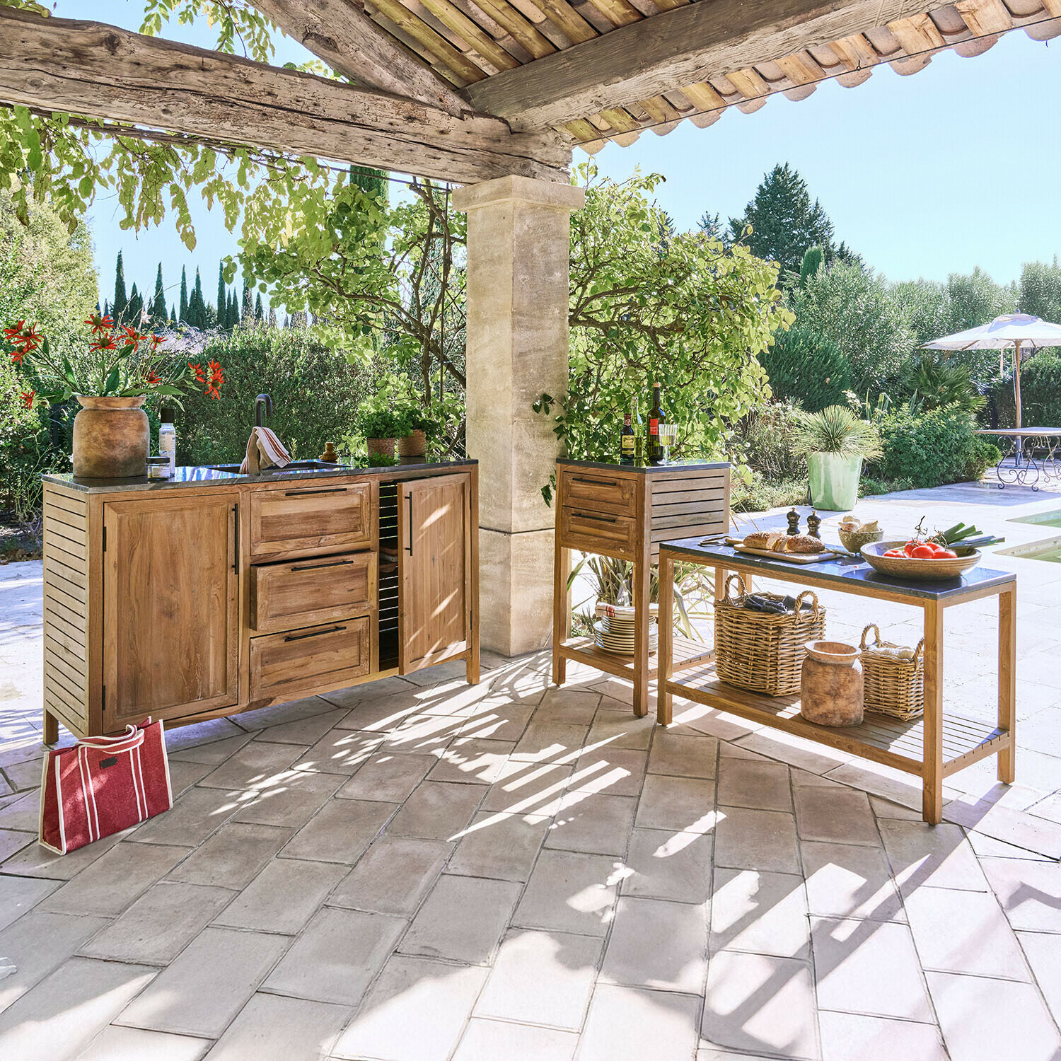 Outdoor-Küchenmöbel aus natürlichem Teakholz mit Steinplatte, ideal für Gartenküche und Terrasse