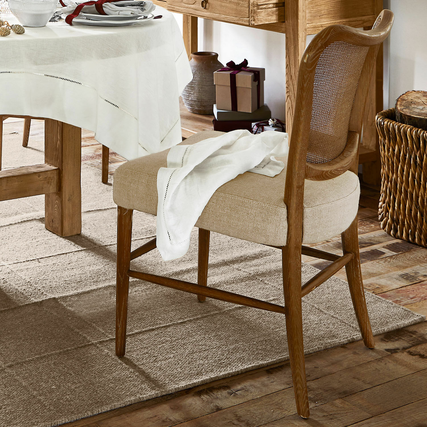 Stuhl Frétancourt Esszimmerstuhl mit Holzrahmen und beige gepolstertem Sitz im natürlichen Landhausstil