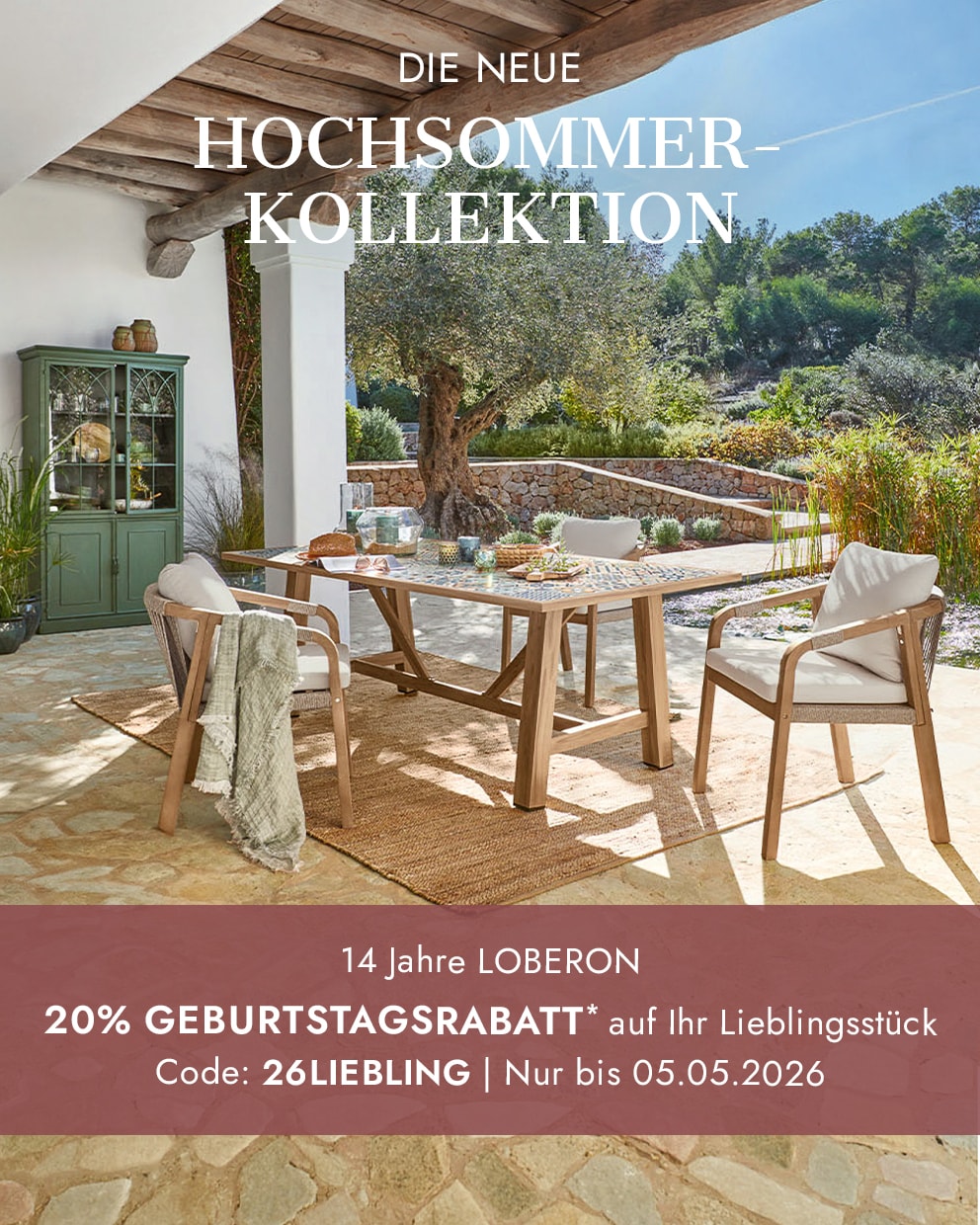 Gartenmöbel-Set mit Holztisch und Stühlen mit hellen Polstern auf Terrasse mit Naturteppich