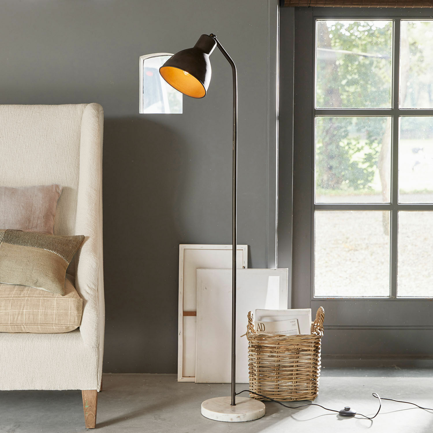 Stehlampe Mockville Stehlampe aus schwarzem Metall mit weissem Marmorsockel, moderner Stil für Wohnzimmer