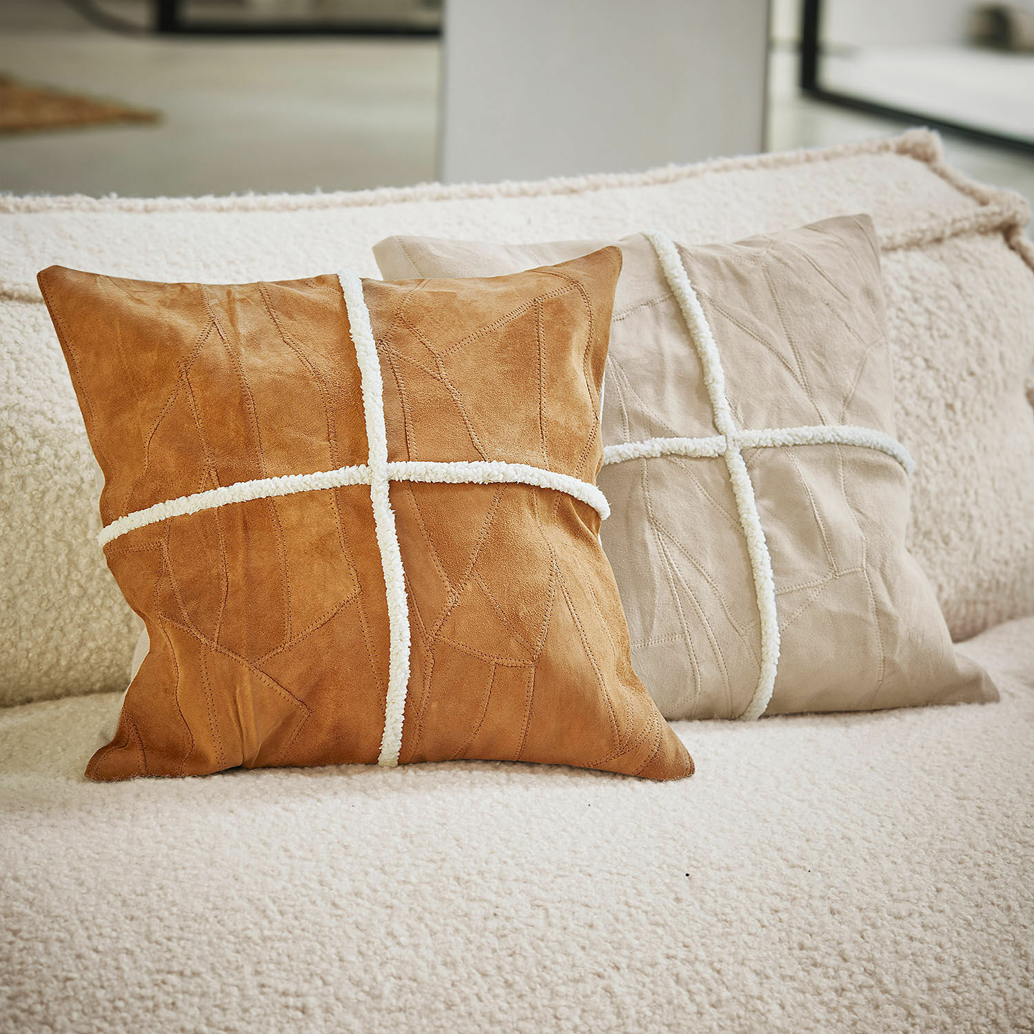 Kissenhülle 2er Set Raminya Zwei dekorative Wildlederkissen in Braun und Beige mit weissen Zierstreifen auf einem Sofa