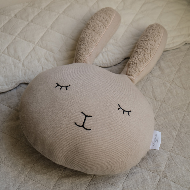 Beiges Hasenkissen aus weichem Stoff mit bestickten Augen, dekoratives Kinderzimmer-Accessoire