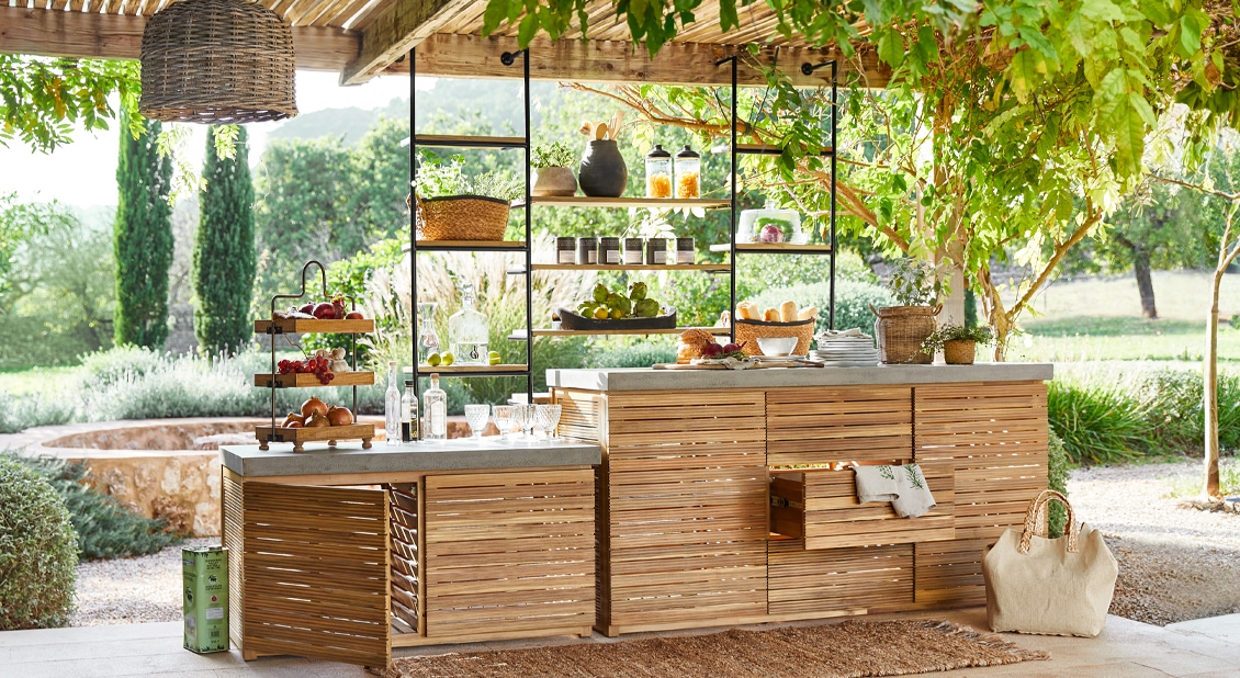 Gartenschrank aus Holz mit Betonplatte und Metallregalen, natürliche Gartenmöbel