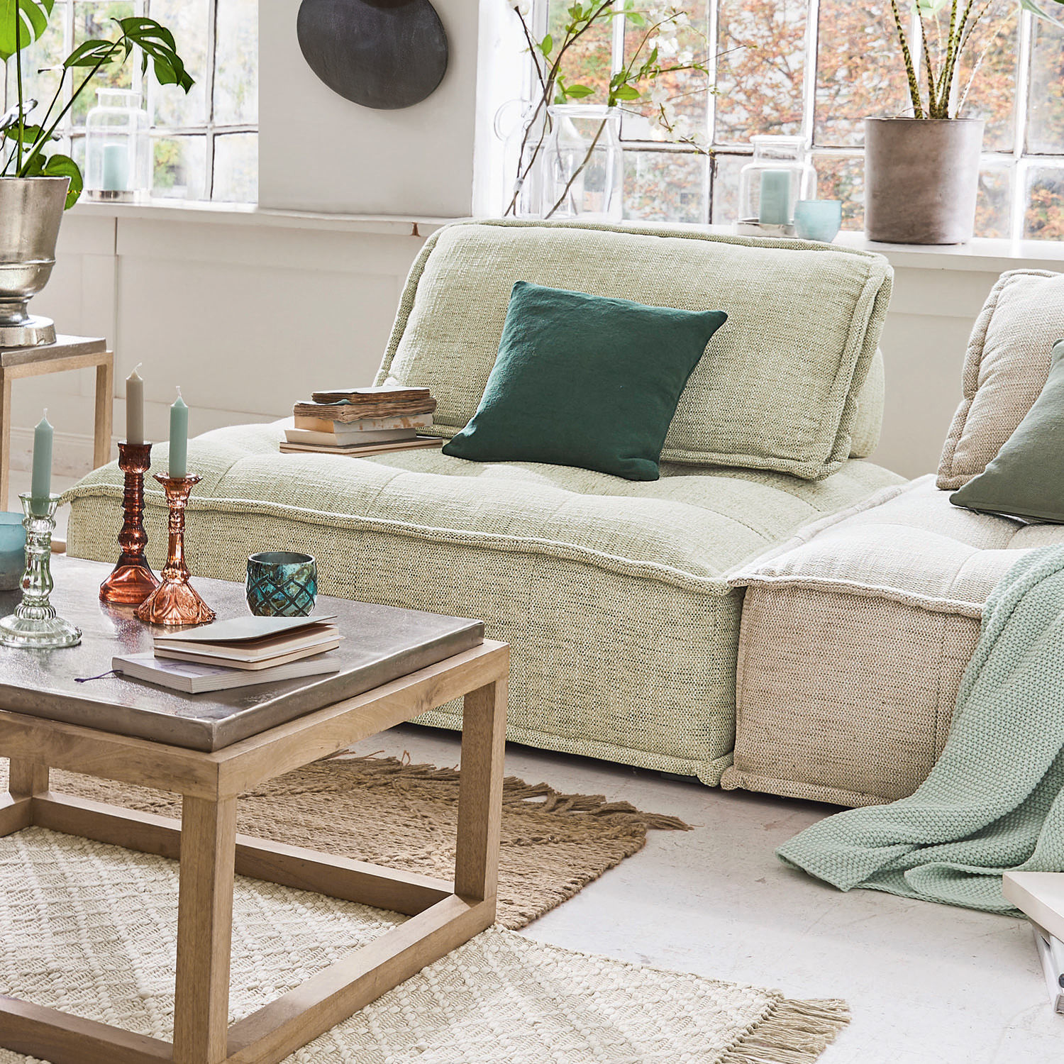 Loungesofa Tesshill Hellgrünes Polstersofa mit Kissen und Holzcouchtisch in modernem, hellem Wohnzimmer