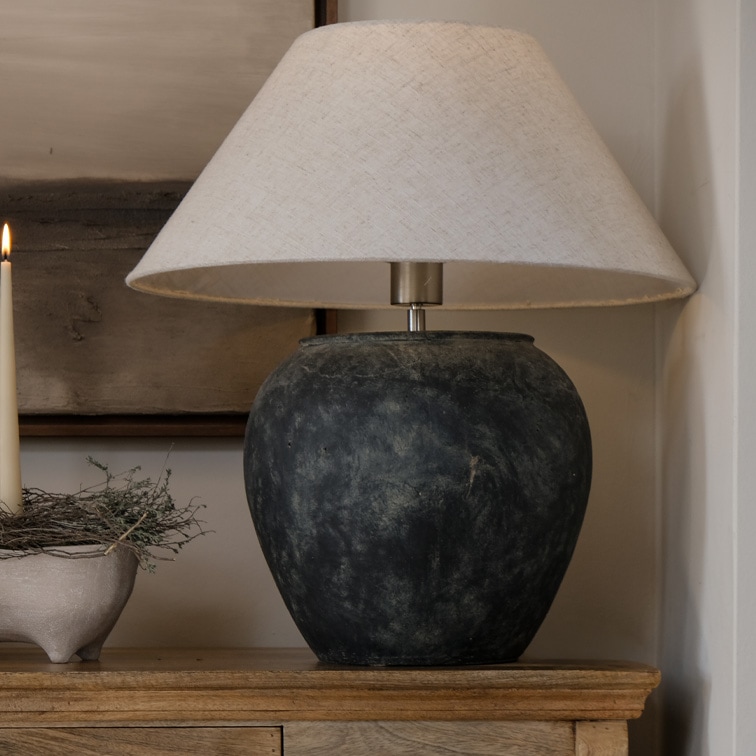 Tischlampe mit schwarzer Keramikbasis und beigem Lampenschirm, Wohnraumdekoration, Wohnzimmerbeleuchtung