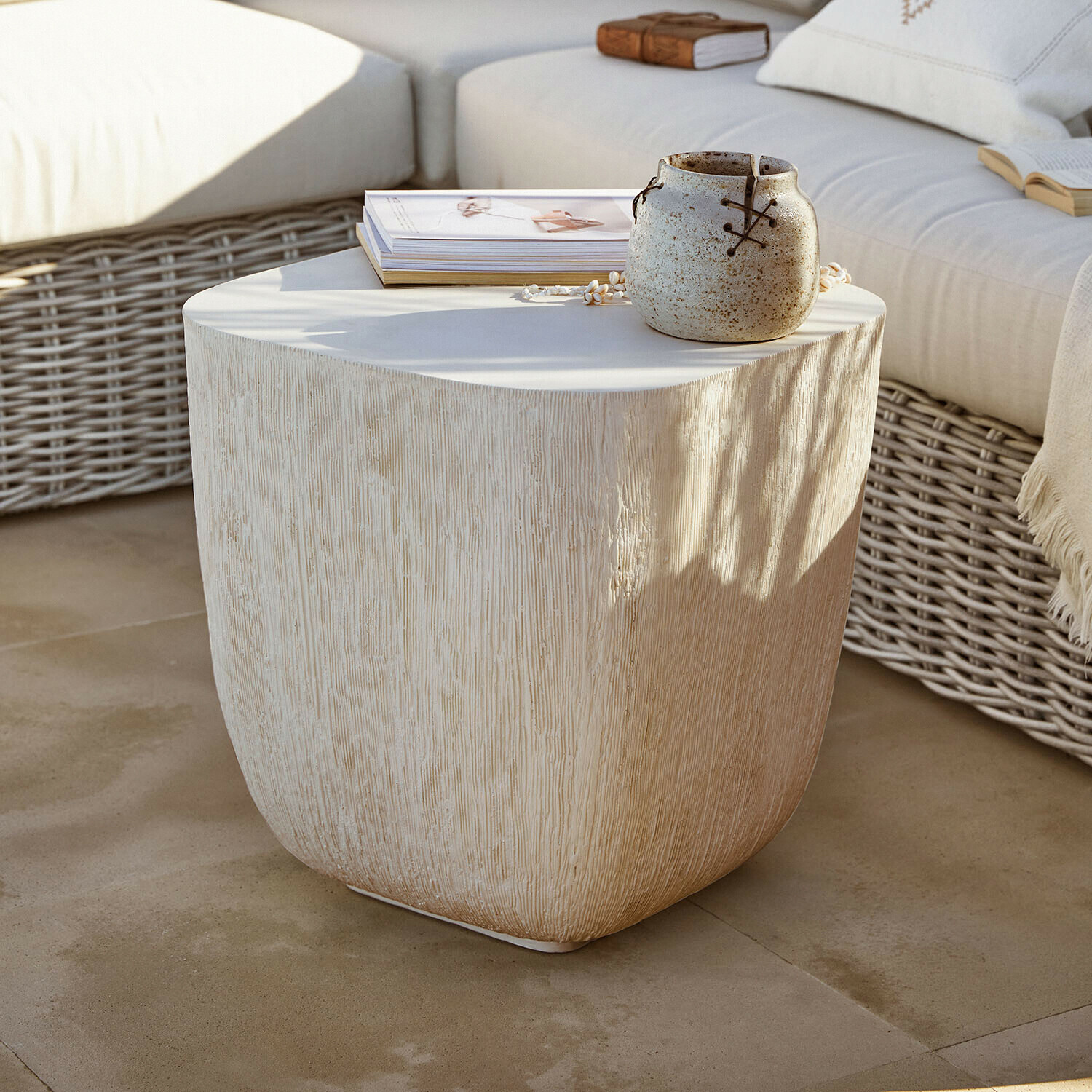 Beistelltisch Nélomiane Beiger Beistelltisch mit Holzstruktur, Keramikvase und Büchern auf Terrasse mit Rattansofa