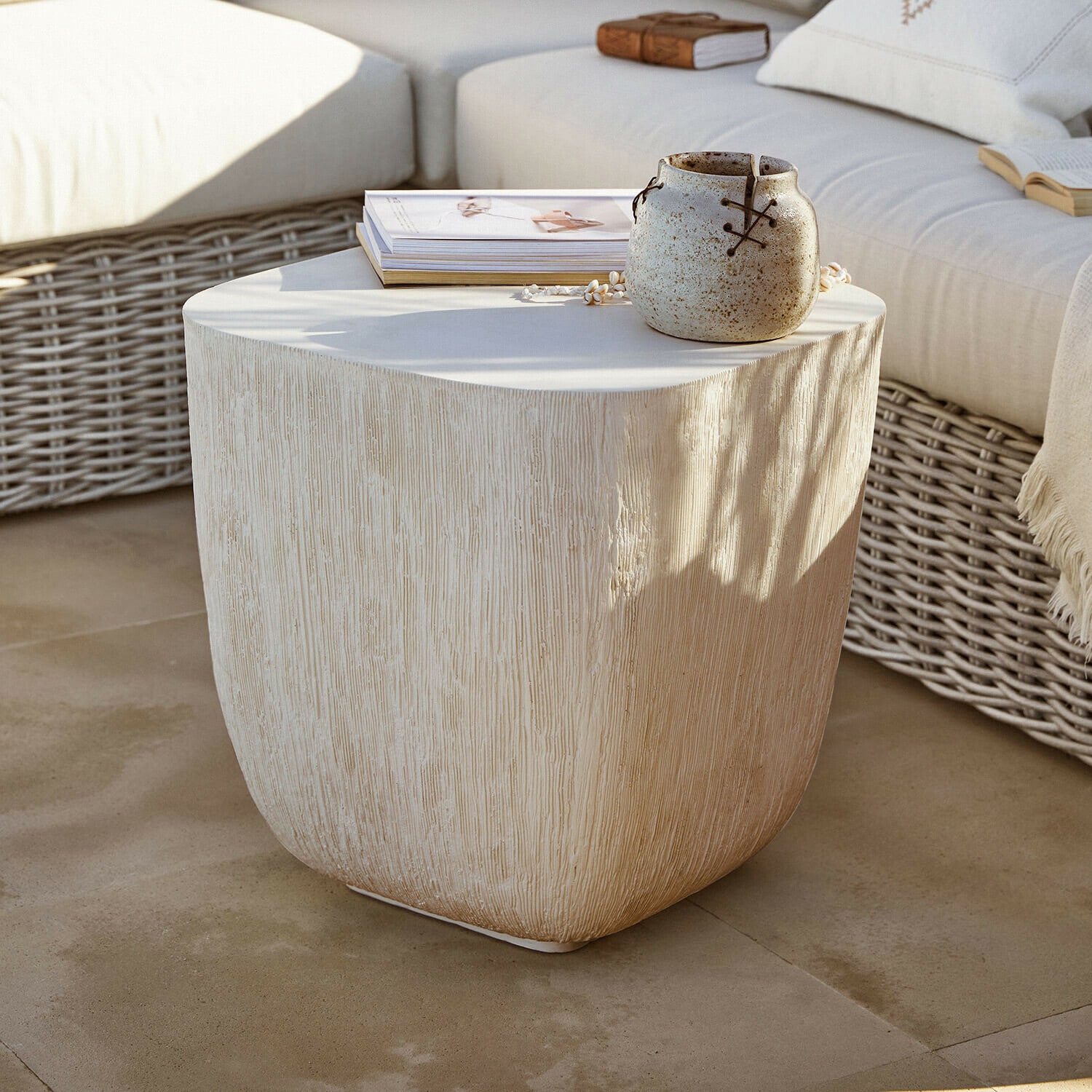 Beistelltisch Nélomiane Beiger Beistelltisch mit Holzstruktur, Keramikvase und Büchern auf Terrasse mit Rattansofa