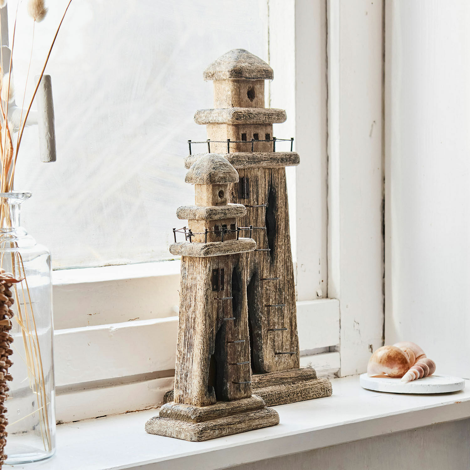 Deko-Leuchtturm 2er Set Bourgneuf Zwei dekorative Leuchttürme aus Holz in Naturfarbe auf der Fensterbank mit Muscheln