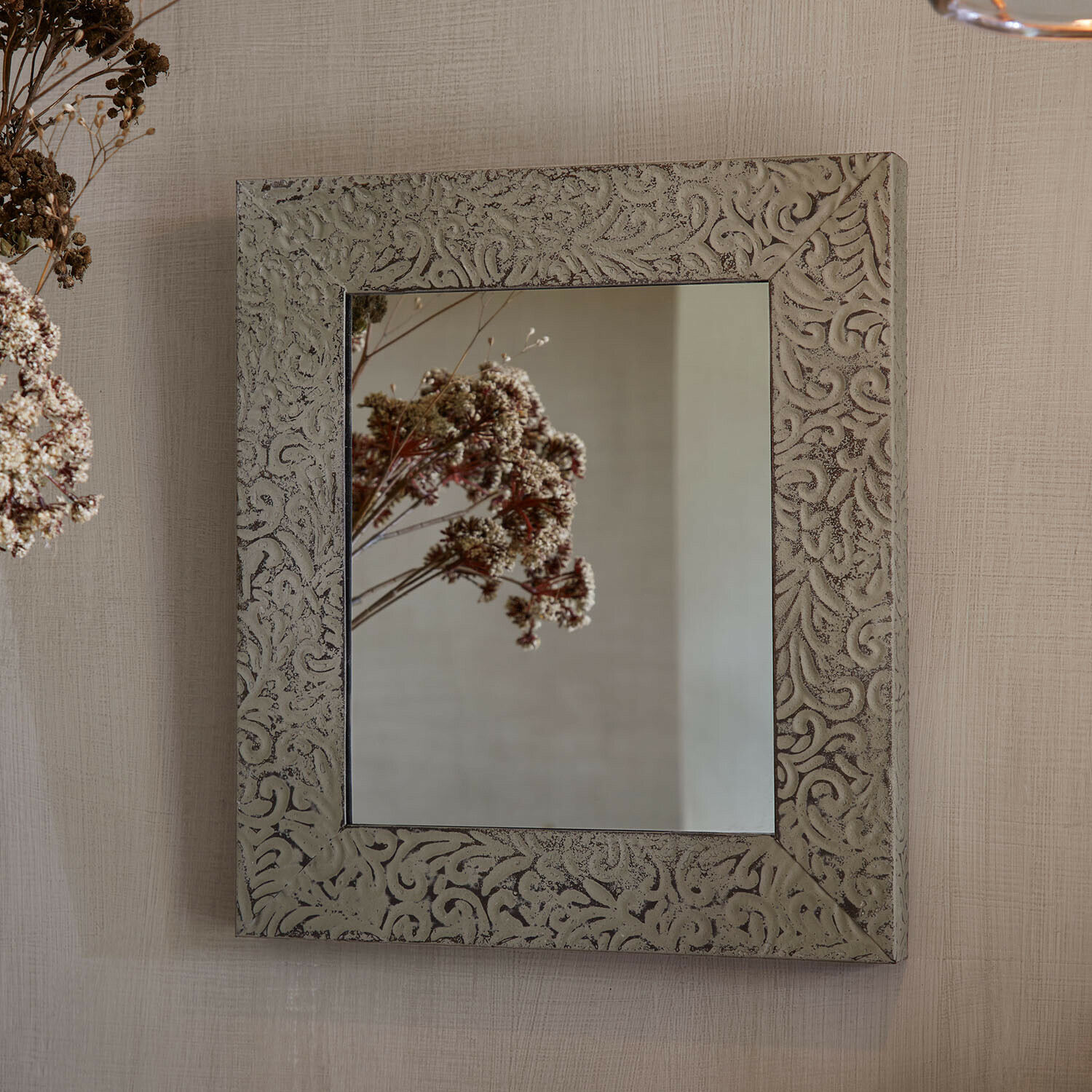 Wandspiegel Alenasse Quadratischer Spiegel mit grauem, reliefverziertem Rahmen als elegante Wanddekoration