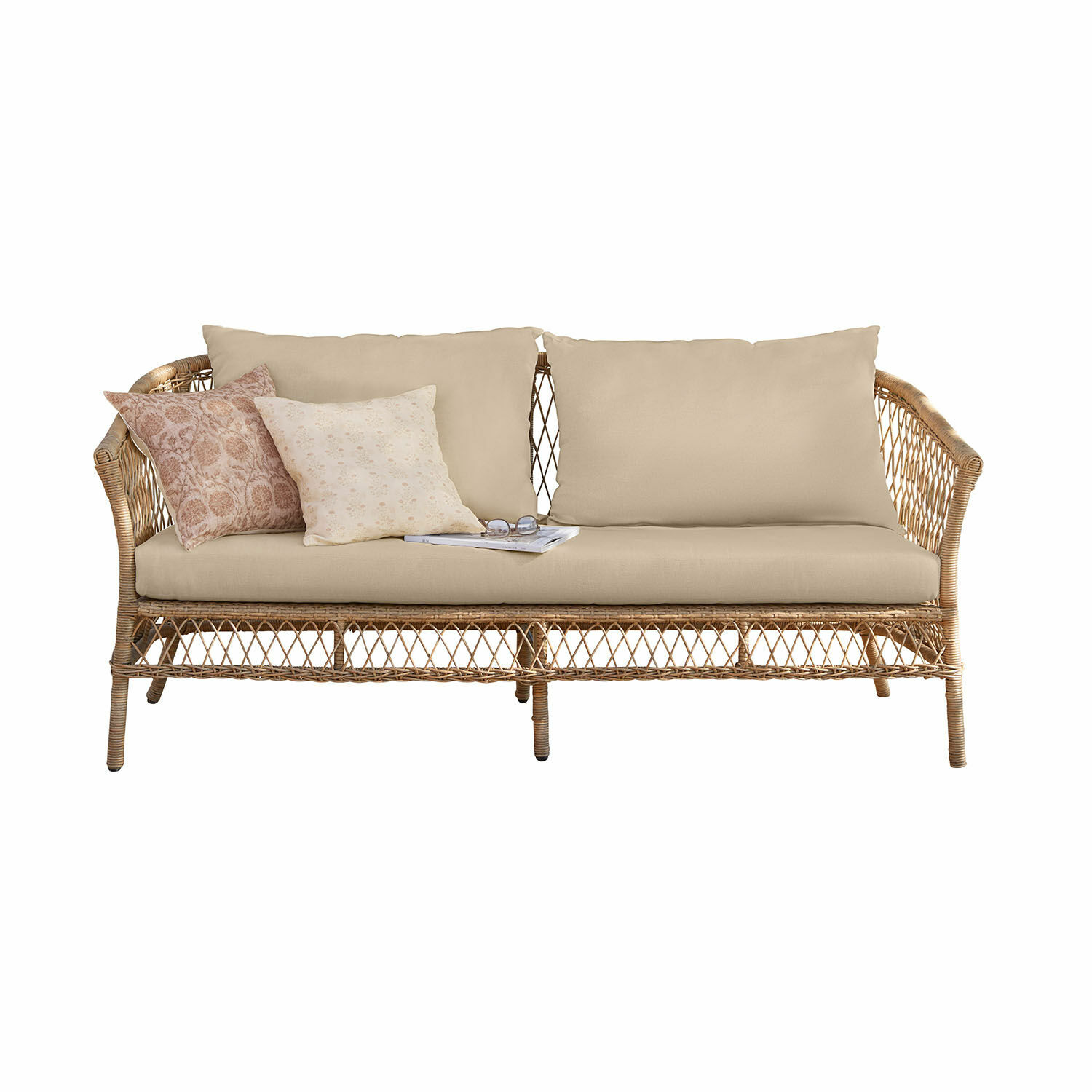 Sofa Farington Rattansofa mit beigen Polstern und dekorativen Kissen in zarten Pastellfarben