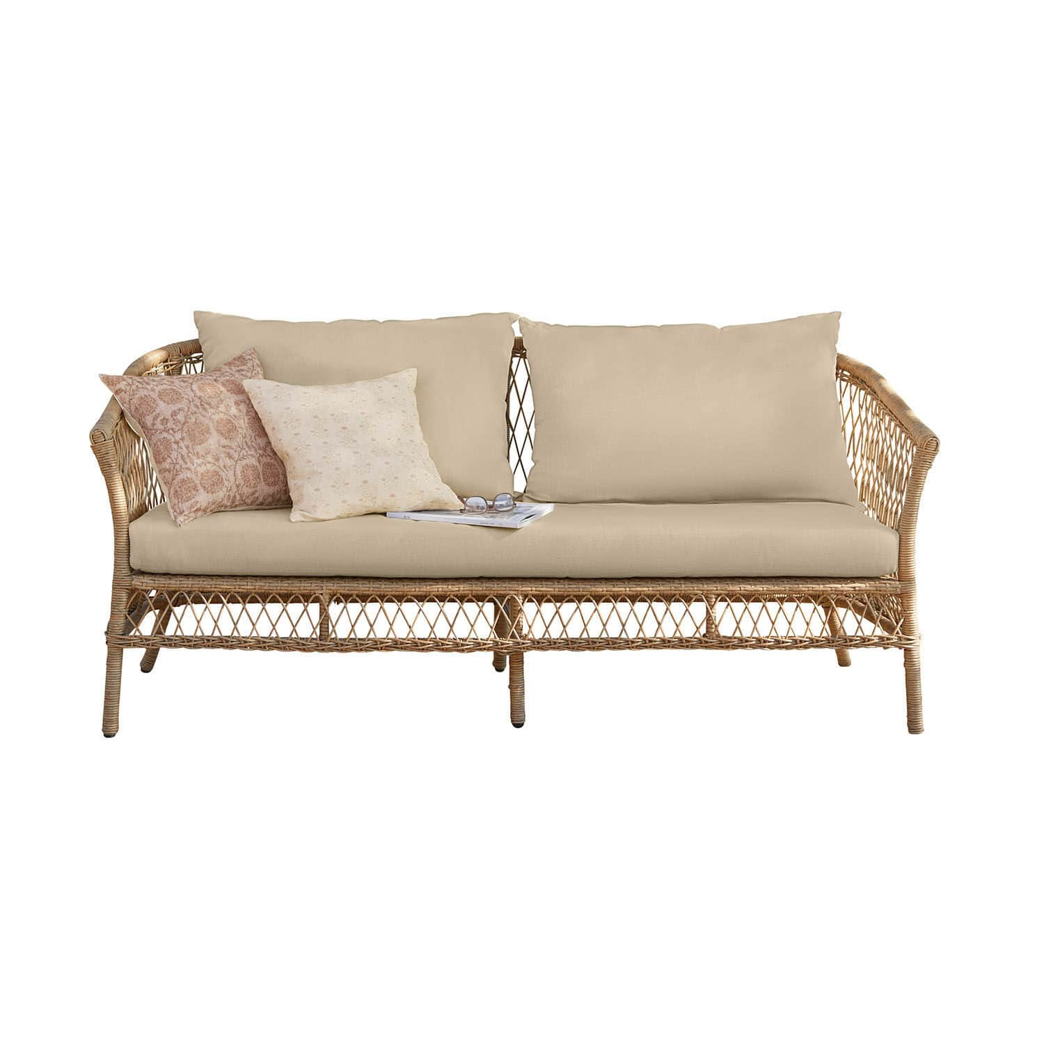 Sofa Farington Rattansofa mit beigen Polstern und dekorativen Kissen in zarten Pastellfarben
