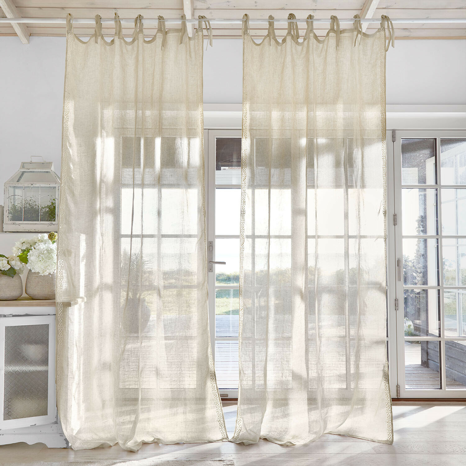 Gardine Lueur d’Aube Transparente Vorhänge aus naturfarbenem Leinen, die sanft Licht in einem hellen Raum streuen