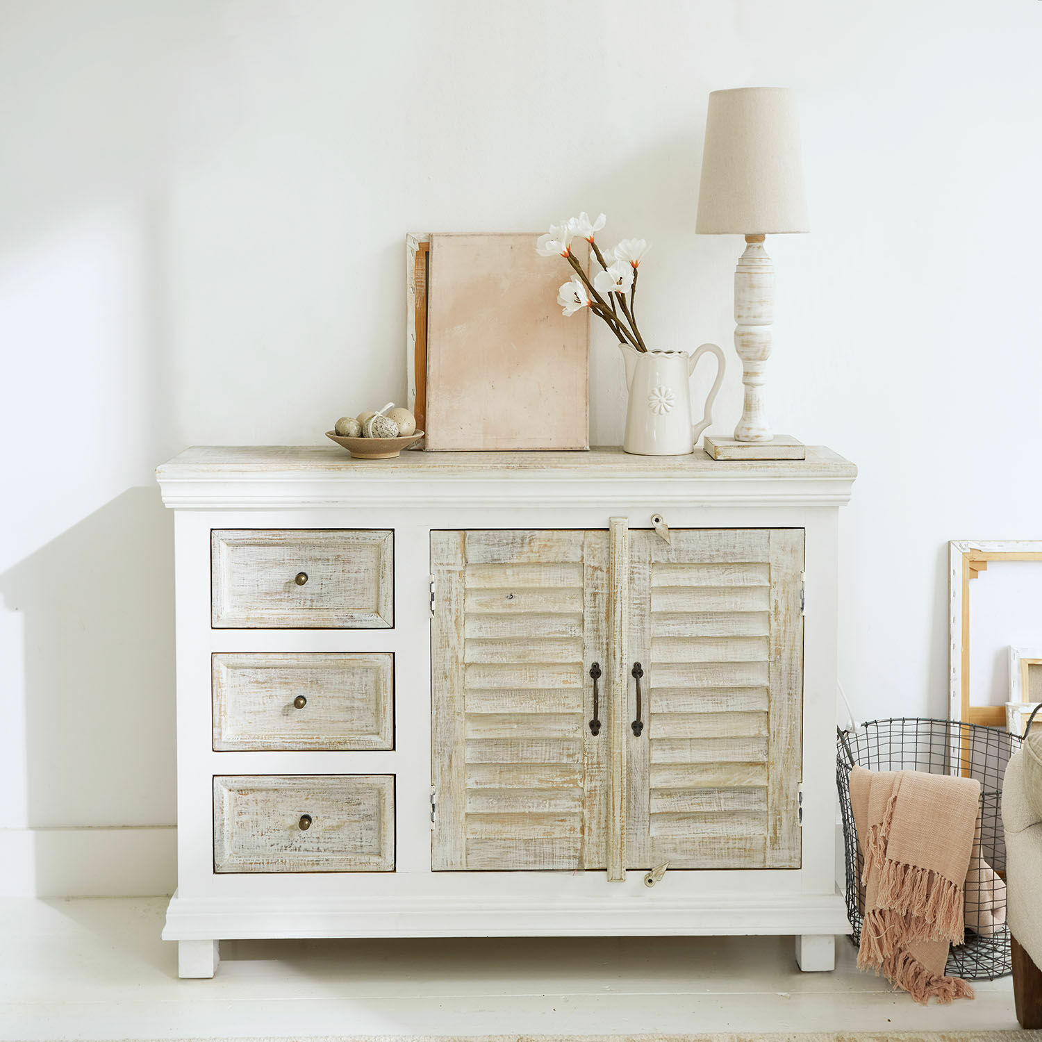 Kommode Nevellique Weisse Holzkommode mit drei Schubladen und doppelten Lamellentüren im Vintage-Stil