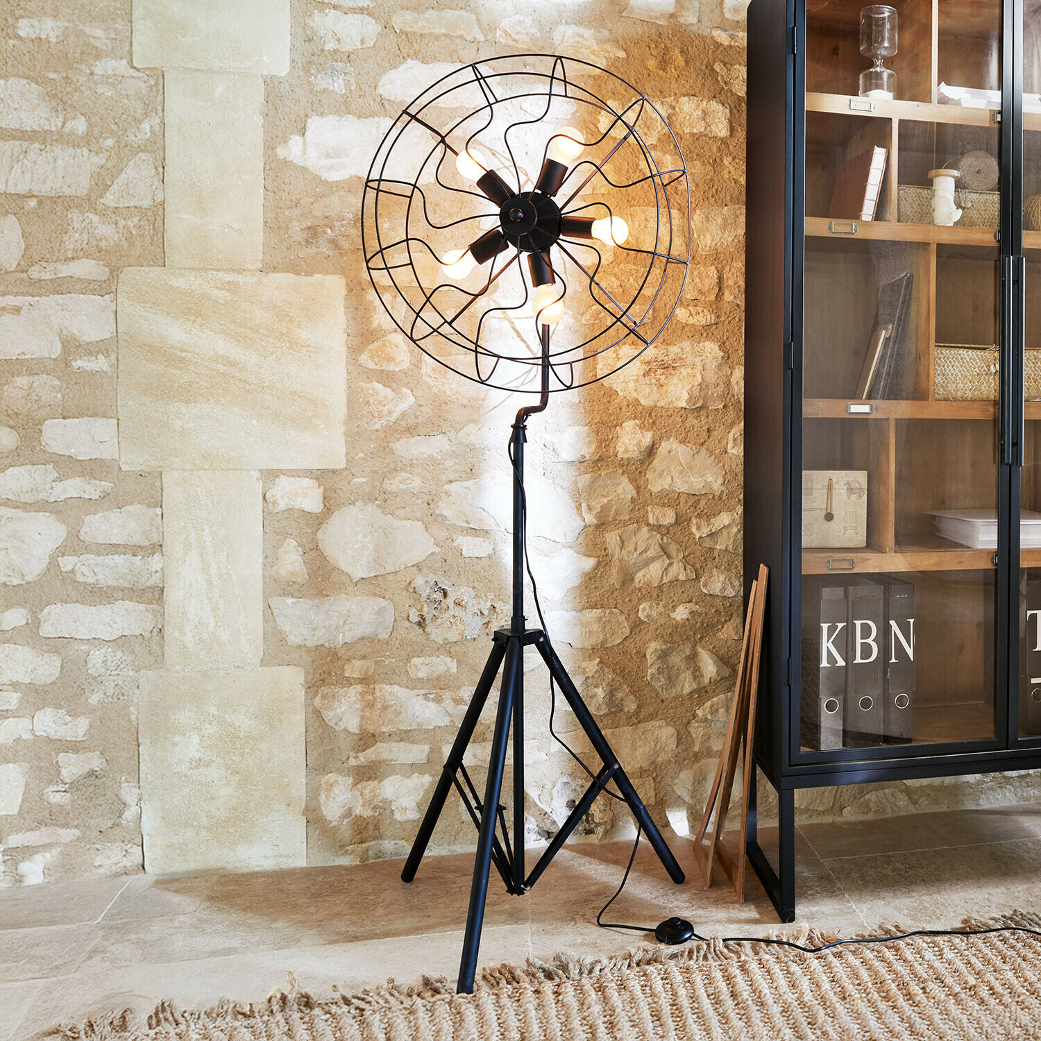 Stehlampe Thunderfield Schwarze Metall-Stehlampe auf Dreibein mit Glühbirnen im Industrie-Stil für Wohnzimmer