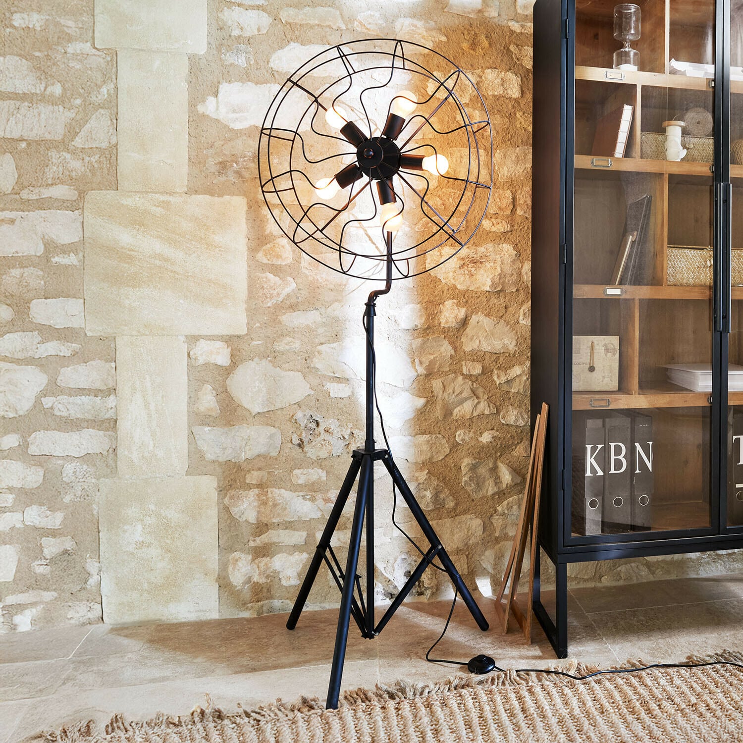 Stehlampe Thunderfield Schwarze Metall-Stehlampe auf Dreibein mit Glühbirnen im Industrie-Stil für Wohnzimmer