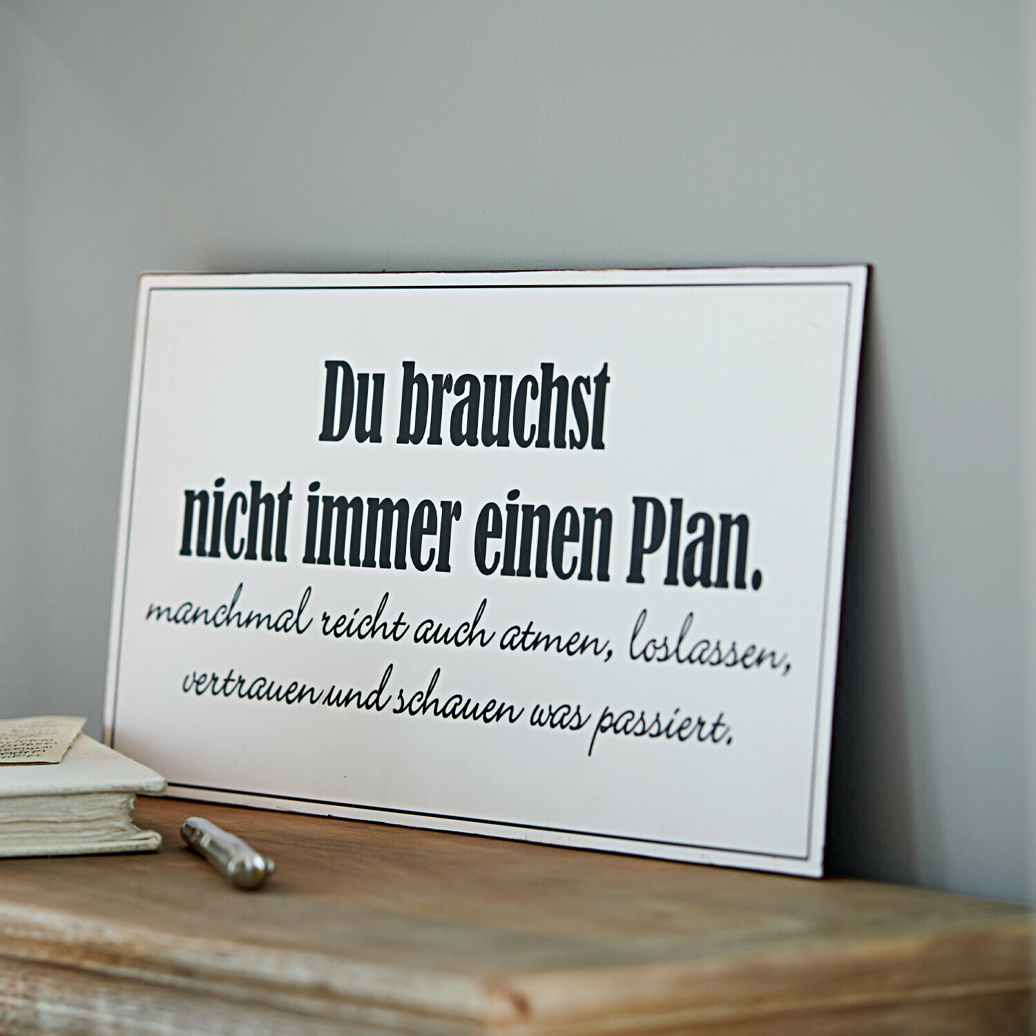 Deko-Schild Plan Weisse Dekotafel mit schwarzem motivierendem Schriftzug auf vintage Holztisch.