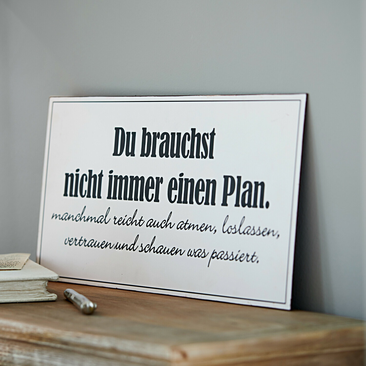 Deko-Schild Plan Weisse Dekotafel mit schwarzem motivierendem Schriftzug auf vintage Holztisch.